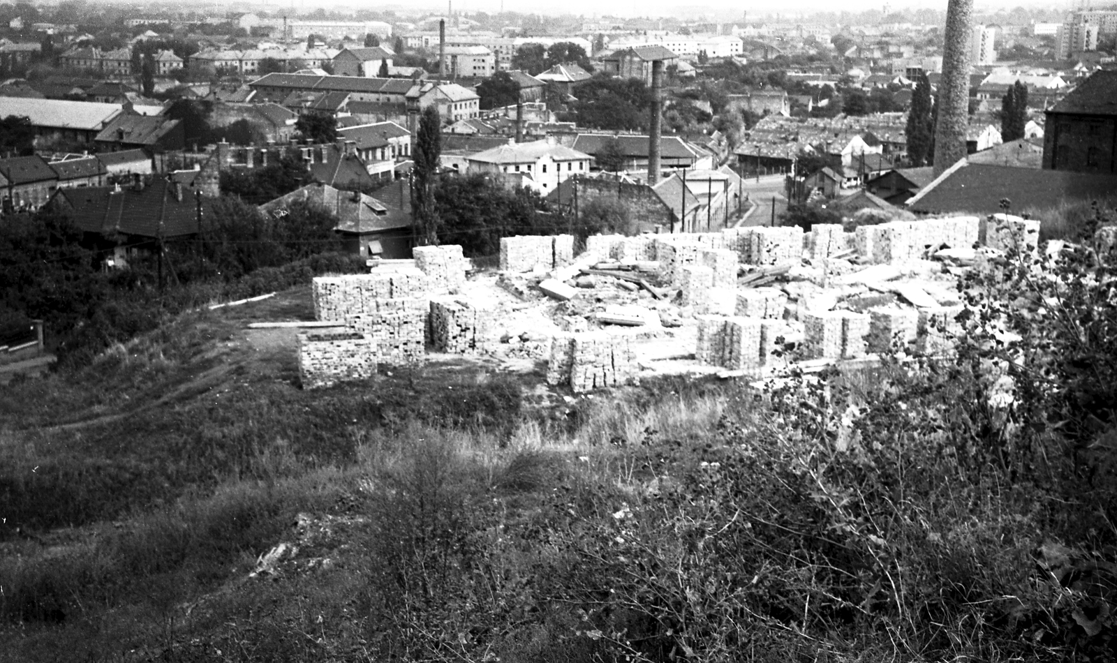 Hungary, Budapest III., Farkastorki út, lebontott munkáslakások az egykori Bohn téglagyár területén., 1956, FŐMTERV, Budapest, factory chimney, demolition, Fortepan #251040