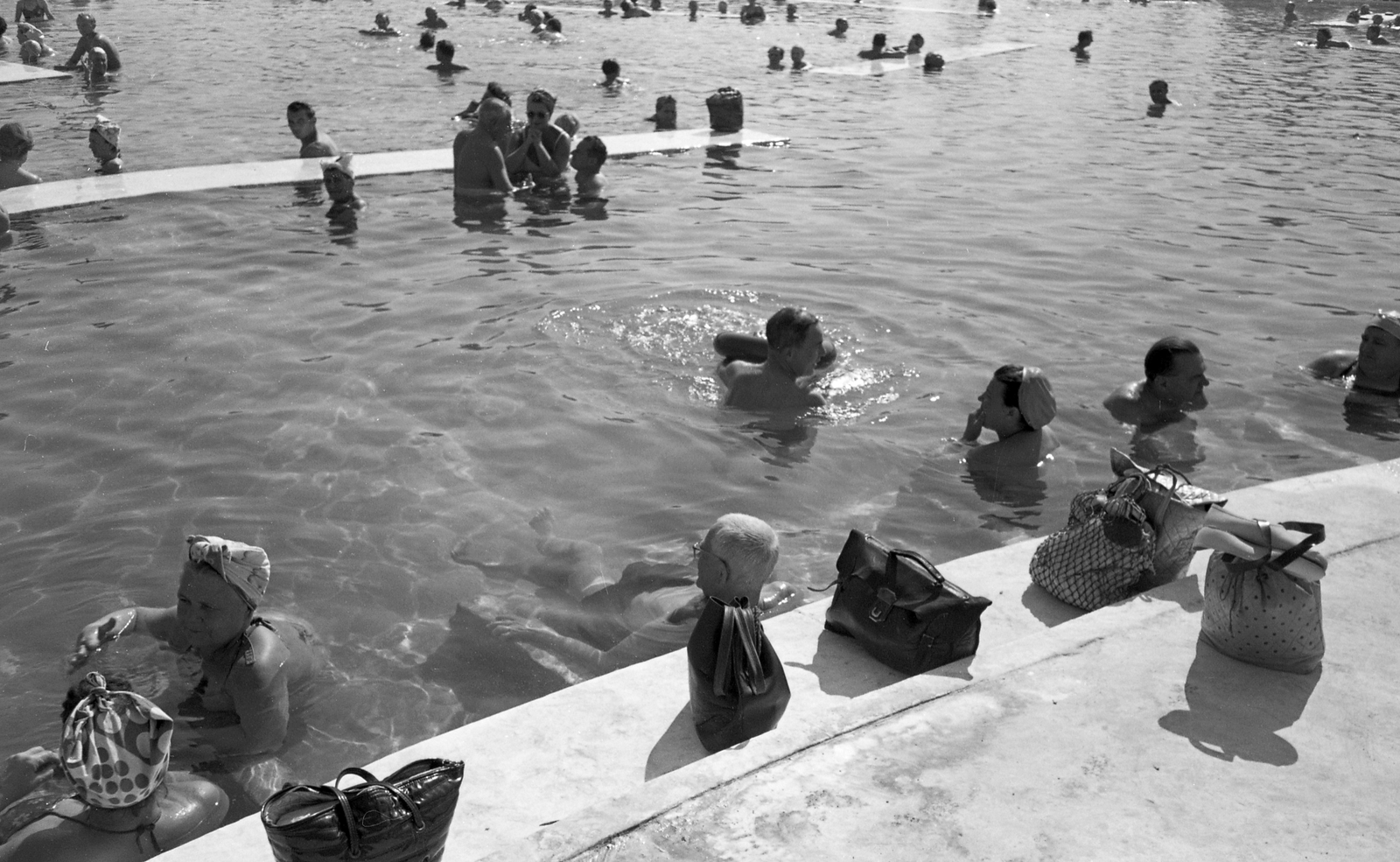 Hungary, Budapest XIII., Dagály (Szabadság) fürdő., 1956, FŐMTERV, Budapest, pool, briefcase, Fortepan #251046