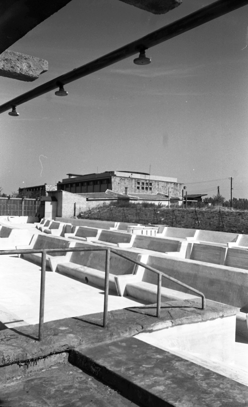 Hungary, Budapest XIII., Dagály (Szabadság) fürdő., 1956, FŐMTERV, Budapest, bench, shower, Fortepan #251047