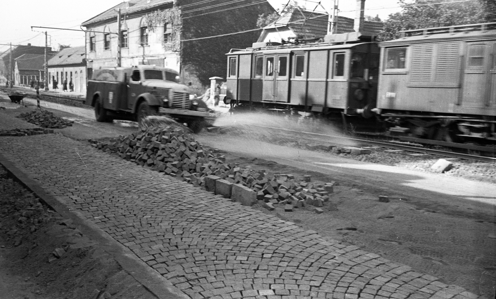 Hungary, Budapest XI., Budapest XI., a Fehérvári út (Szabadság) út Kondorosi út - Építész utca / Albertfalva utca közötti szakasza, a közös villamos és HÉV pályával., 1956, FŐMTERV, cobblestones, commuter train, Budapest, Fortepan #251051