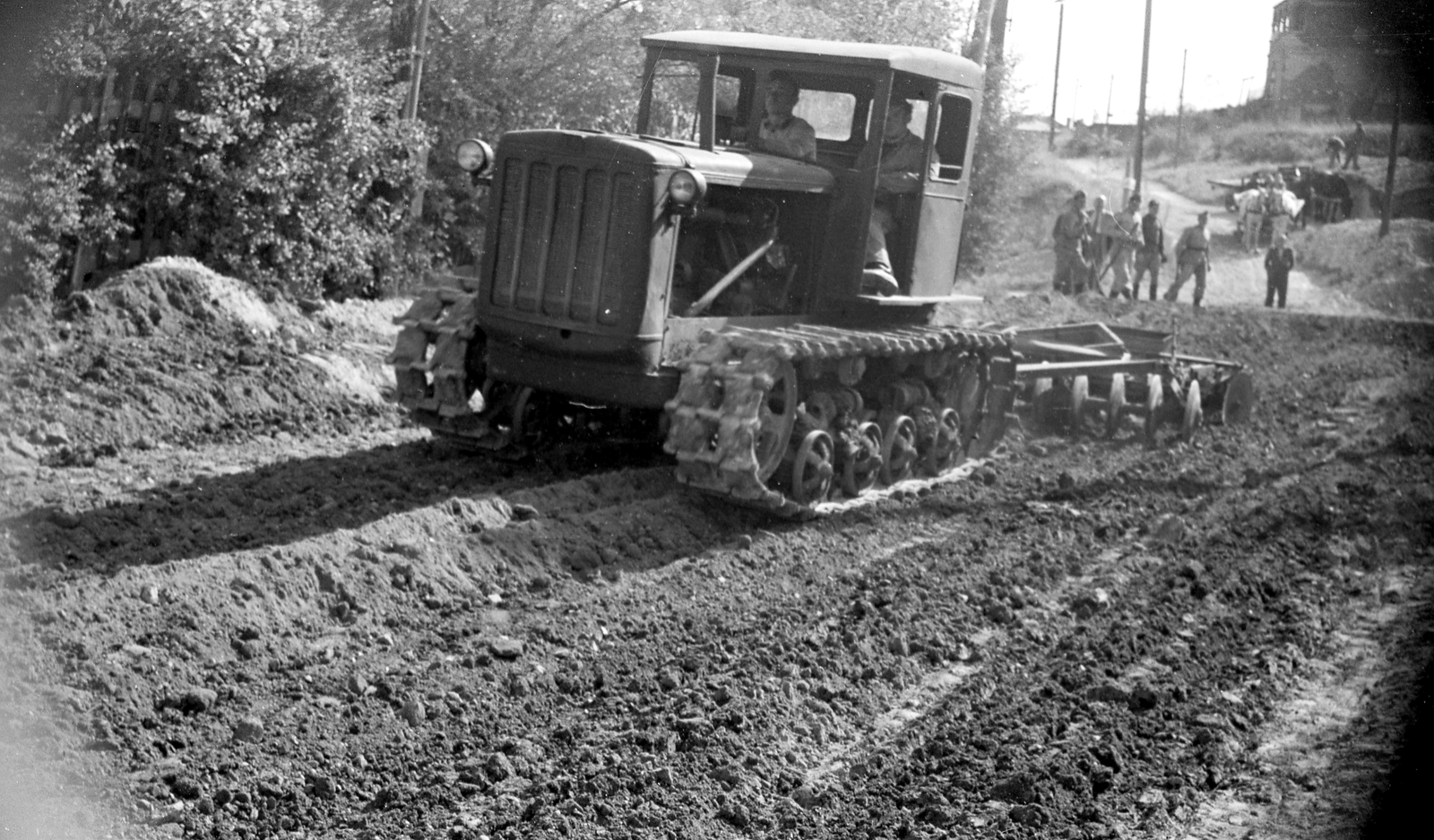 Hungary, Budapest XII., Liptó utca, talaj-előkészítés szulfitszennylúgos talajstabilizációhoz., 1956, FŐMTERV, Budapest, mud, machine, dirt road, Fortepan #251062