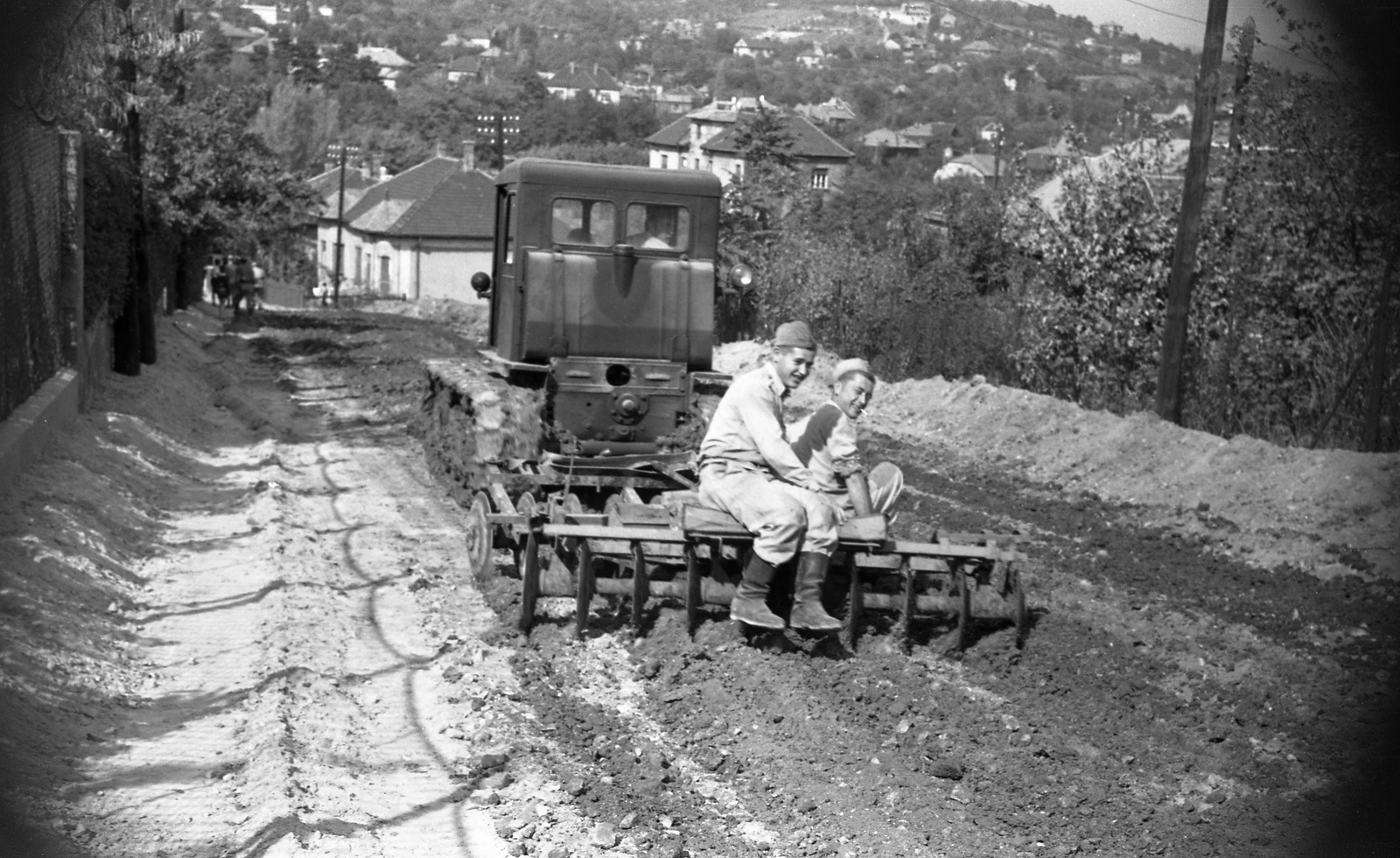 Hungary, Budapest XII., Liptó utca, talaj-előkészítés szulfitszennylúgos talajstabilizációhoz., 1956, FŐMTERV, Budapest, soldier, relaxation, harrow, machine, Fortepan #251065
