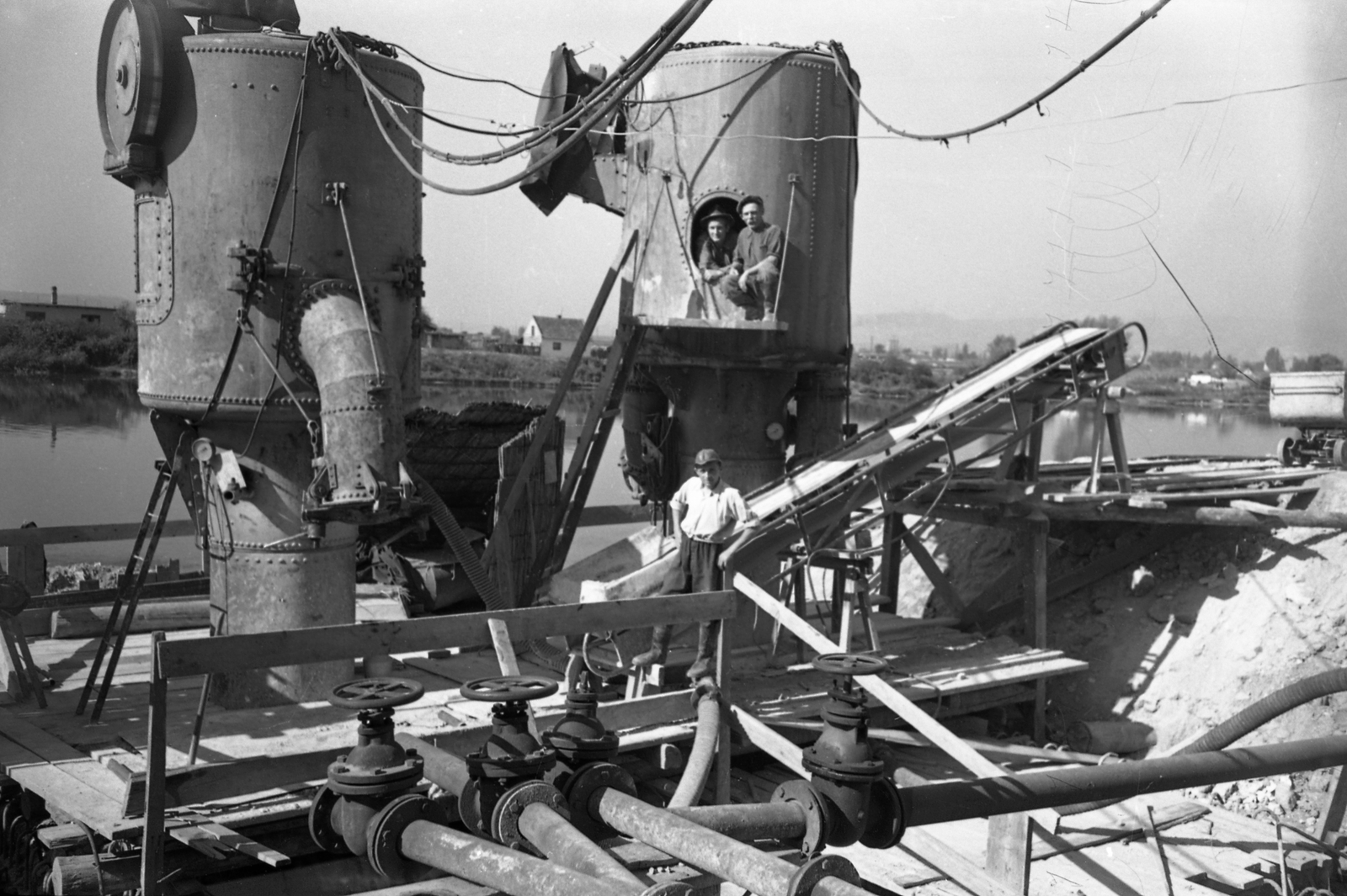 Hungary, Budapest IX., Dél-pesti ipari vízmű építkezésekor használt keszonok a Ráckevei (Soroksári)-Duna parton, a Kén utcai lejáró közelében., 1956, FŐMTERV, construction, conveyor belt, container, Budapest, Fortepan #251068