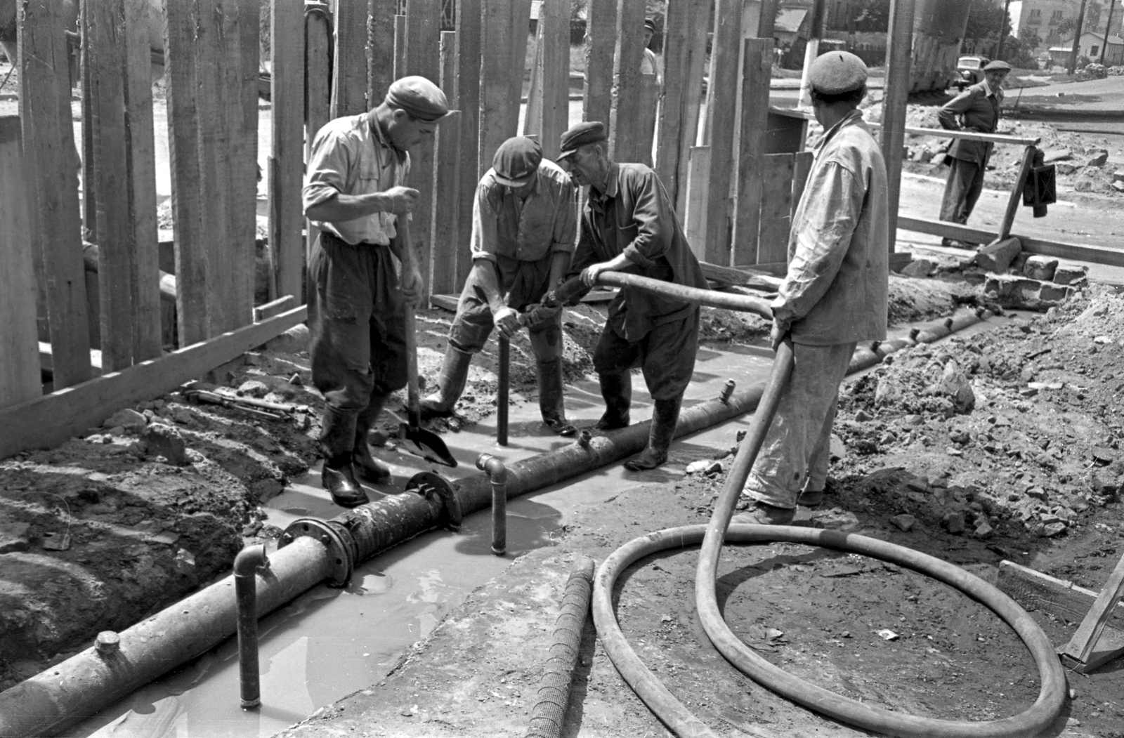 Hungary, Budapest XIV., Egressy út, csatornaépítés a Mexikói útnál., 1957, FŐMTERV, Budapest, worker, pipeline, Fortepan #251073