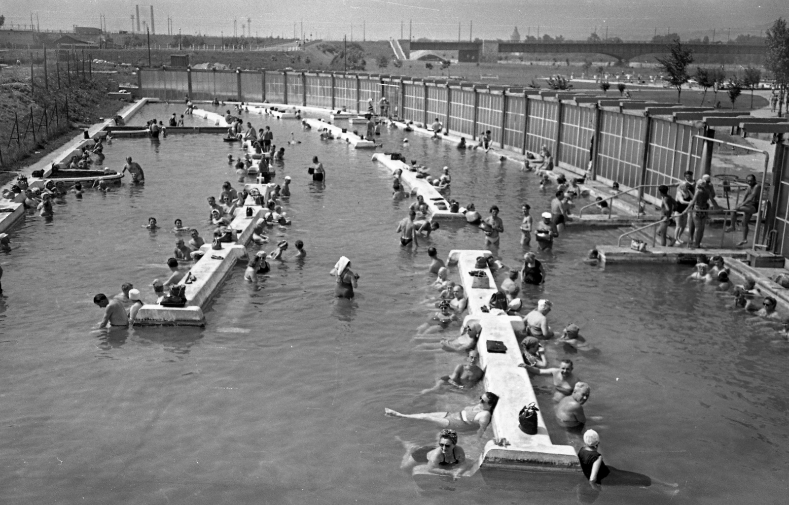 Hungary, Budapest XIII., Dagály (Szabadság) fürdő. Háttérben az Árpád híd pesti hídfője., 1957, FŐMTERV, Budapest, beach, Fortepan #251076