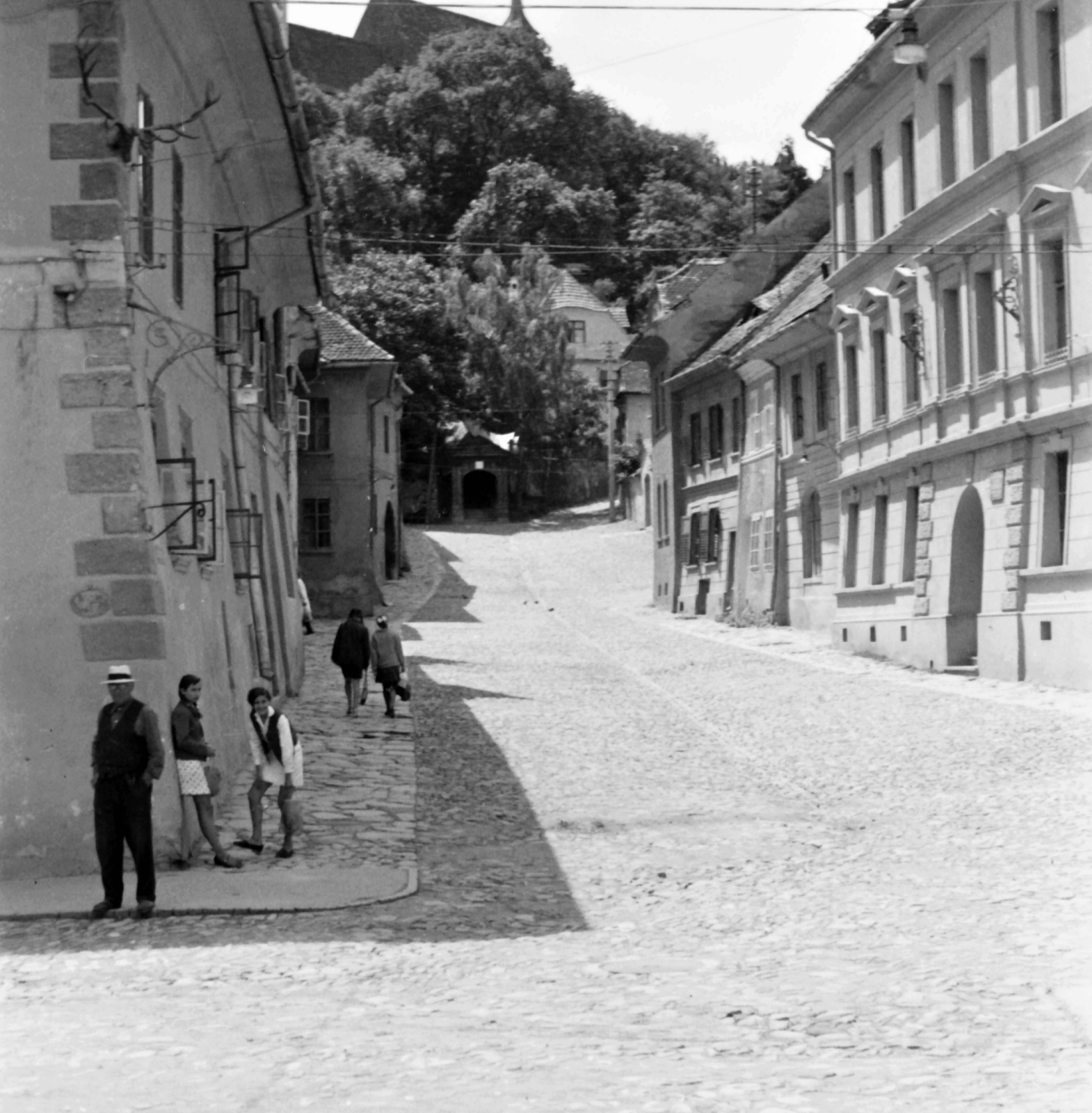 Romania,Transylvania, Sighişoara, Iskola utca (Strada Scolii) a Fő tér felől nézve, háttérben a Hegyi templom (Vártemplom)., 1970, Nagy József, street view, genre painting, cobblestones, Fortepan #25108