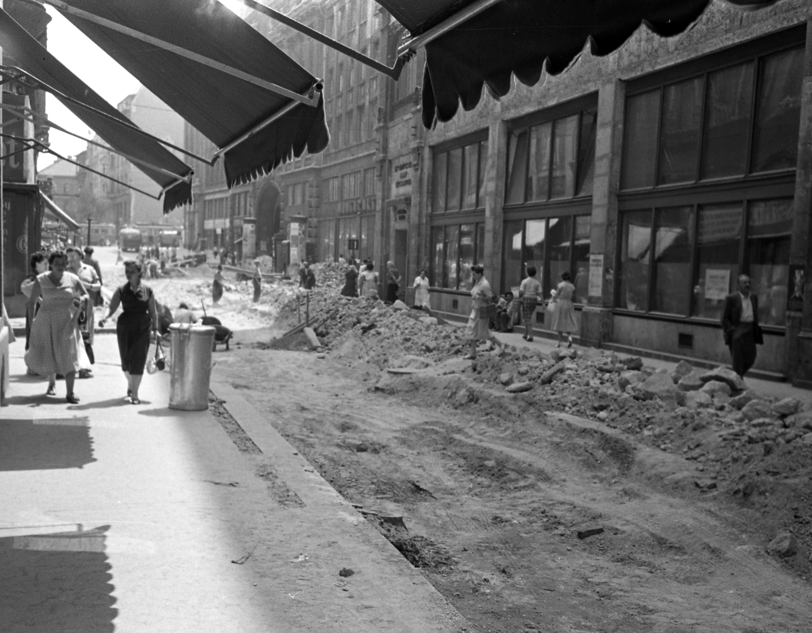 Magyarország, Budapest V., Váci utca, balra a Párizsi utca, jobbra a Piarista (Pesti Barnabás) utca sarkán a Csók István Galéria., 1957, FŐMTERV, Domonkos Endre, galéria, Budapest, árnyékoló, kuka, Fortepan #251083