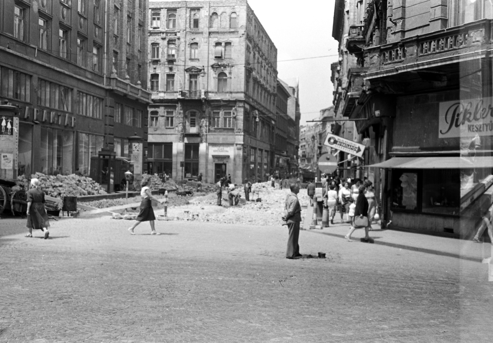 Magyarország, Budapest V., Váci utca a Kigyó utcától a Piarista (Pesti Barnabás) utca felé nézve., 1957, FŐMTERV, Domonkos Endre, Budapest, utcakép, kesztyű, Fortepan #251084