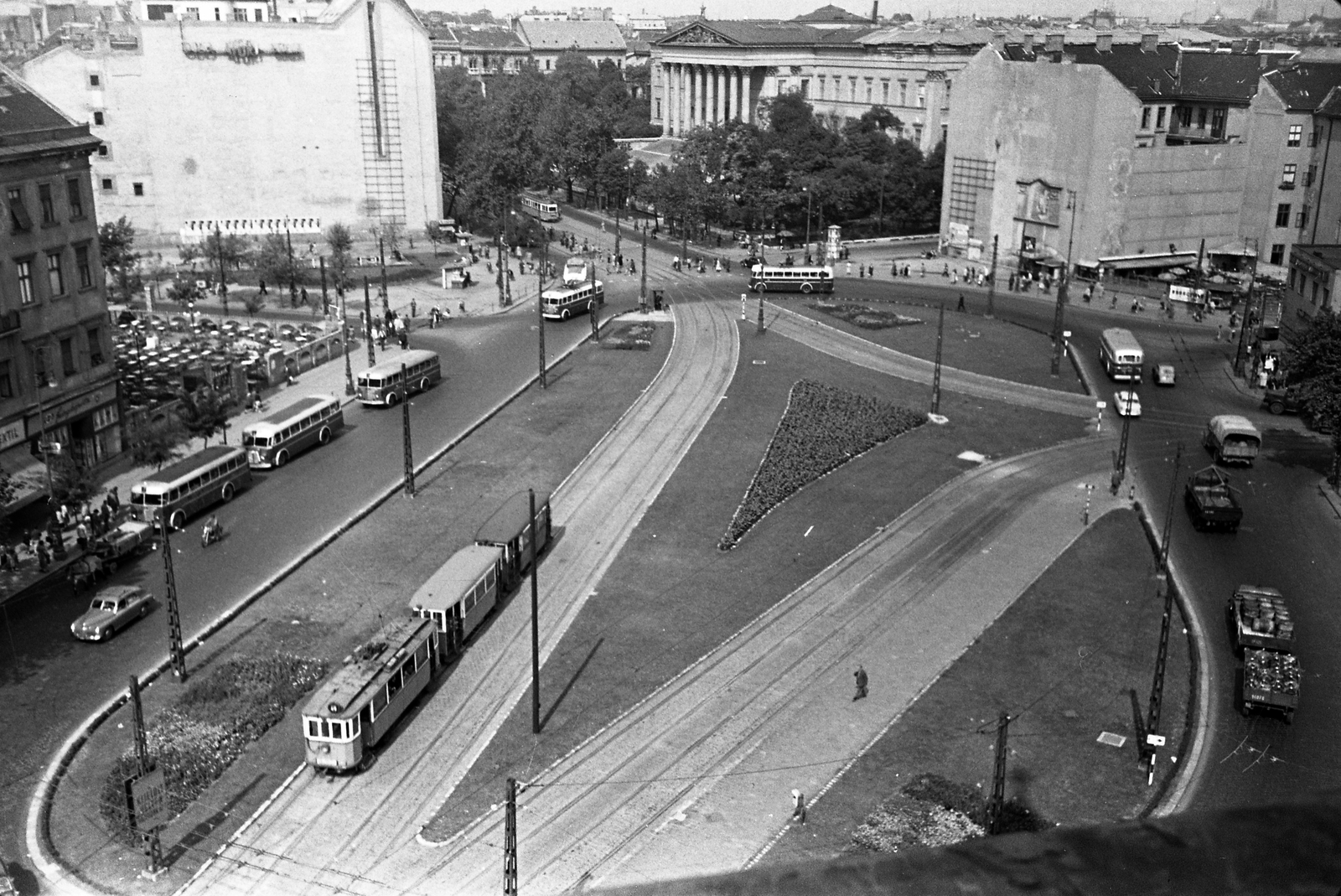 Hungary, Budapest V.,Budapest VIII.,Budapest IX., kilátás a református templom tornyából a Kálvin tér és a Magyar Nemzeti Múzeum felé., 1957, FŐMTERV, National museum, Budapest, tram, firewall, bus, flower bed, Fortepan #251088