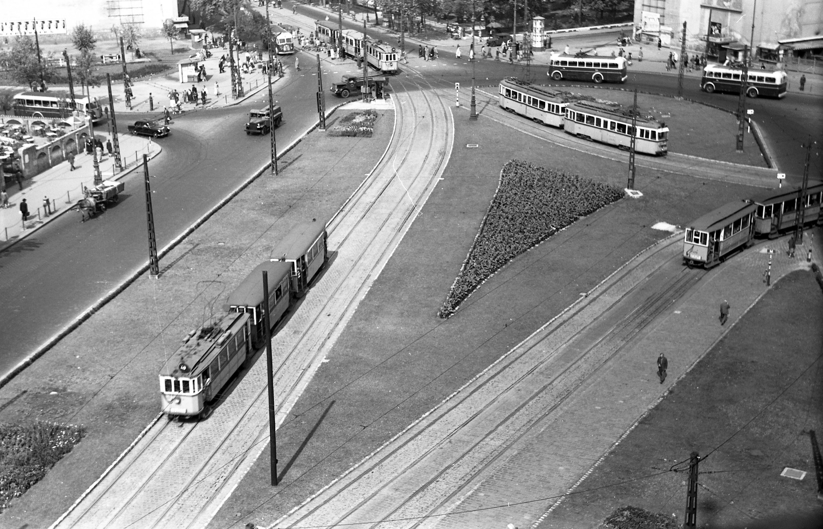 Magyarország, Budapest V.,Budapest VIII.,Budapest IX., kilátás a református templom tornyából a Kálvin térre., 1957, FŐMTERV, Domonkos Endre, Budapest, villamos, trolibusz, virágágyás, mercedes w120, Fortepan #251091