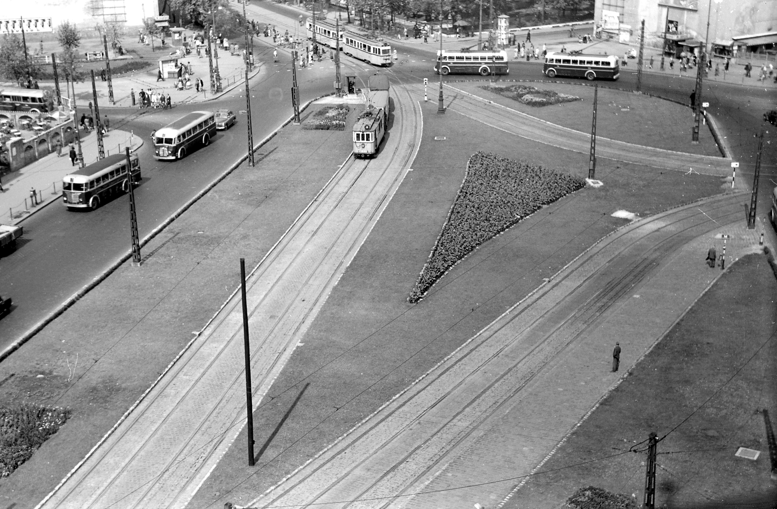 Magyarország, Budapest V.,Budapest VIII.,Budapest IX., kilátás a református templom tornyából a Kálvin térre., 1957, FŐMTERV, Domonkos Endre, Ganz UV, Budapest, villamos, trolibusz, autóbusz, Fortepan #251092