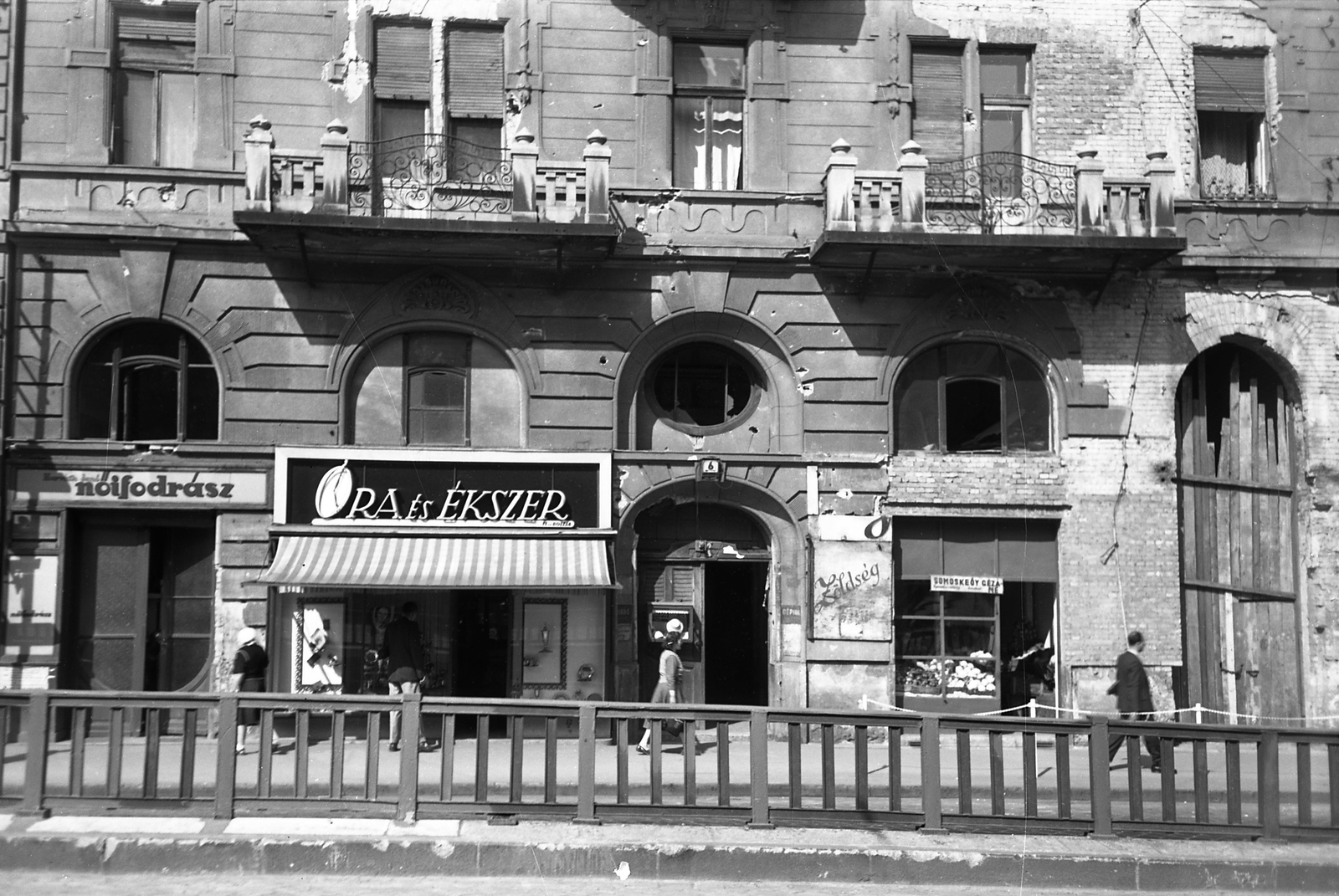 Magyarország, Budapest IX., a Ferenc körút 6. számú ház renoválás előtti állapota., 1957, FŐMTERV, Domonkos Endre, Budapest, fodrászat, árnyékoló, erkély, óra-ékszer, Fortepan #251099