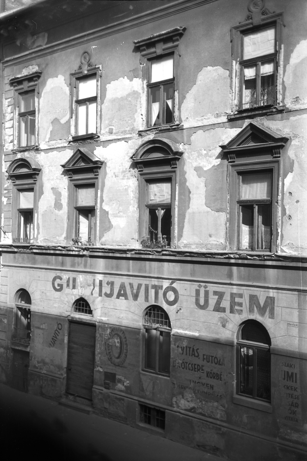 Hungary, Budapest IX., a Márton utca 8b számú ház renoválás előtti állapota., 1957, FŐMTERV, Budapest, tyre repair, Fortepan #251103