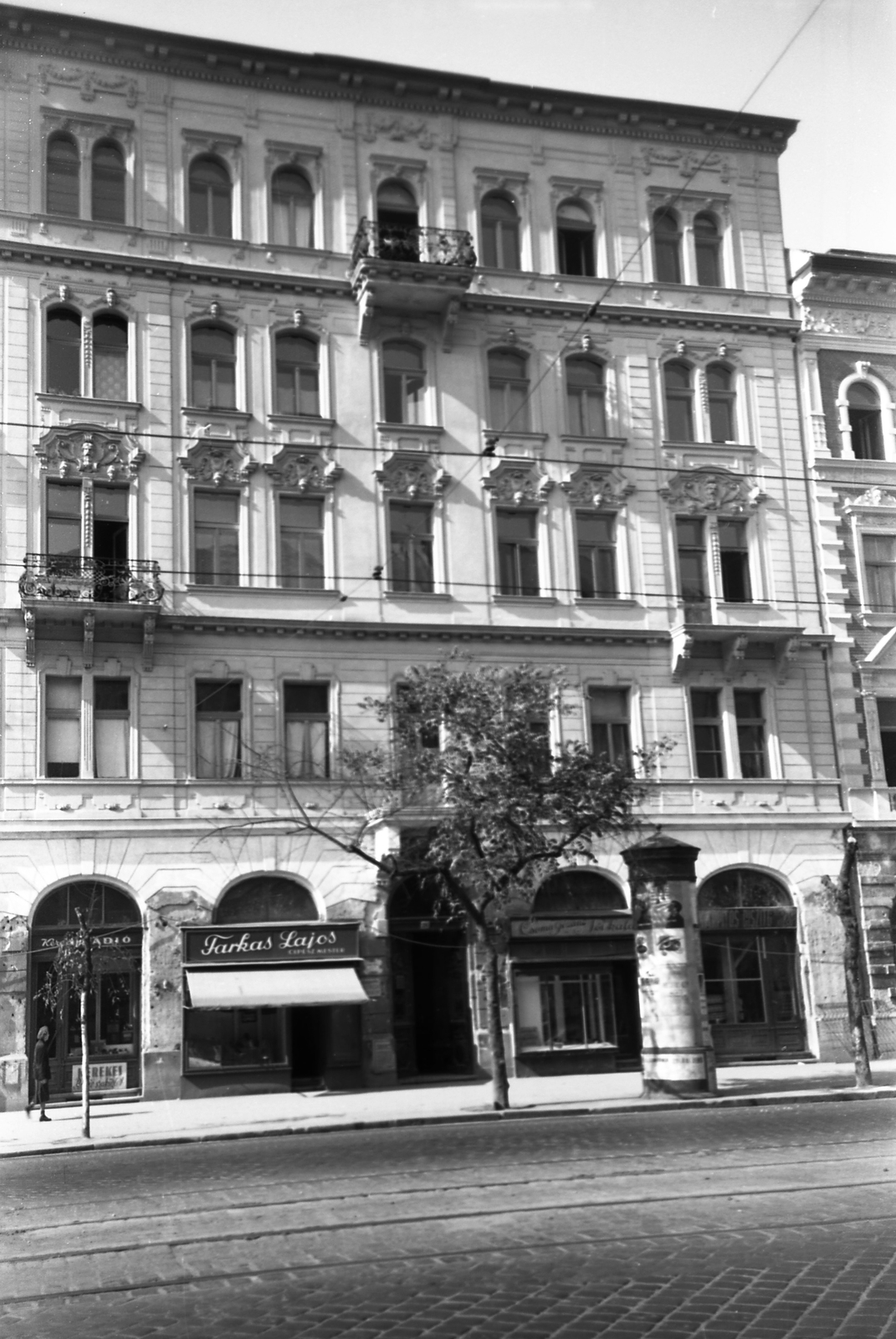 Hungary, Budapest IX., Ferenc körút, szemben a 26-os számú ház., 1957, FŐMTERV, Budapest, architectural ornament, ad pillar, shoemaker, Fortepan #251104