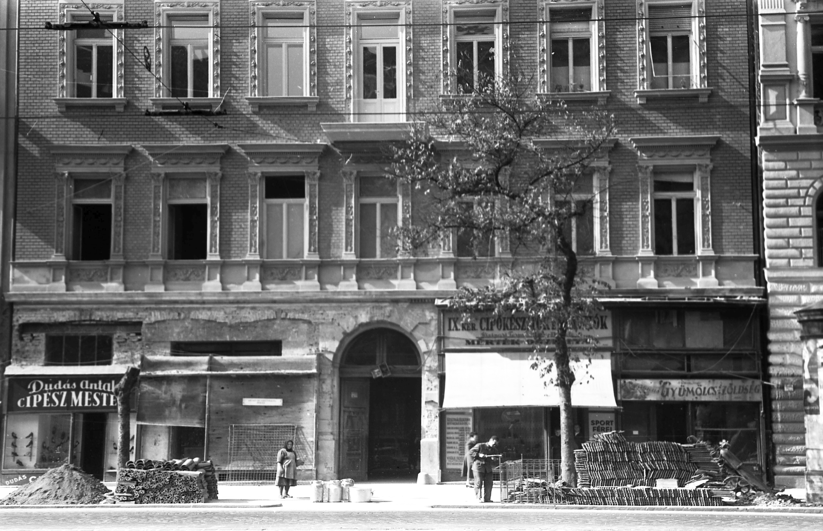 Hungary, Budapest IX., Ferenc körút 38., 1957, FŐMTERV, Budapest, shader, greengrocer, roof tiles, shoemaker, Fortepan #251106