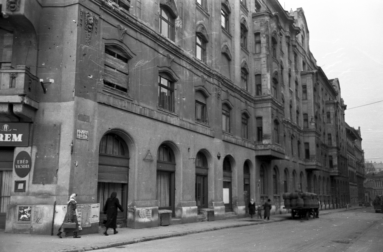 Hungary, Budapest IX., az Angyal utca a Boráros térnél., 1957, FŐMTERV, Budapest, street view, barrel, Horse-drawn carriage, bullet hole, Fortepan #251118