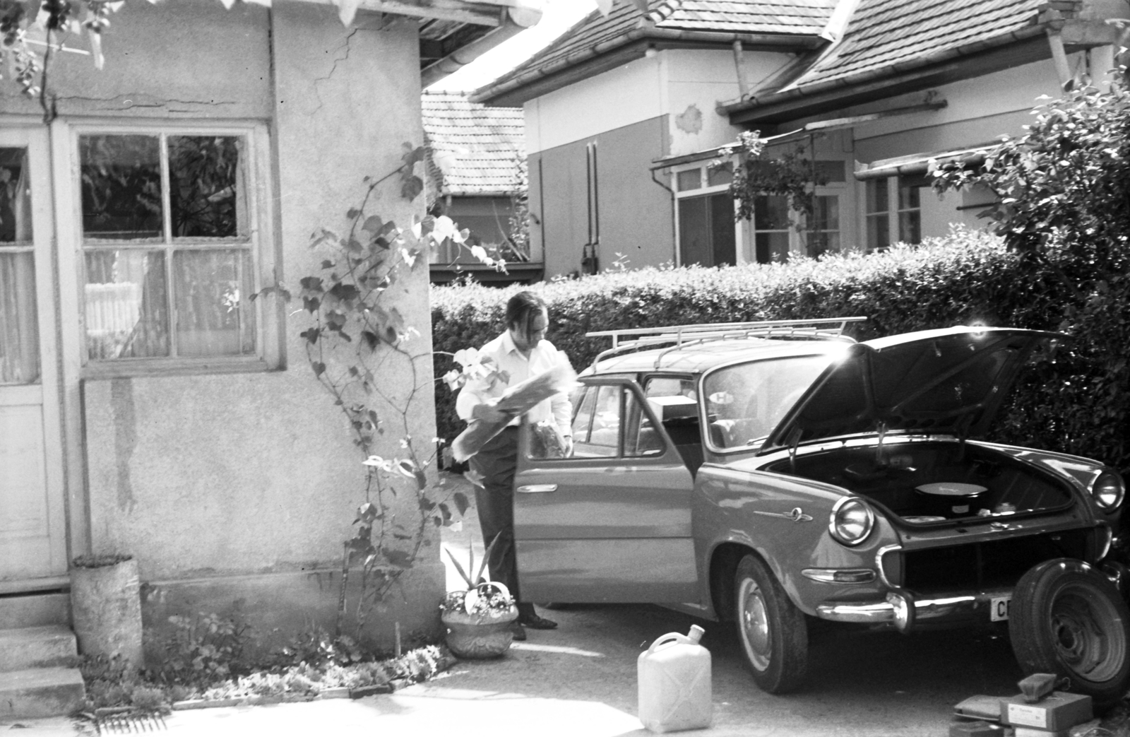 1970, Nagy József, yard, Skoda-brand, man, can, spare wheel, Fortepan #25112