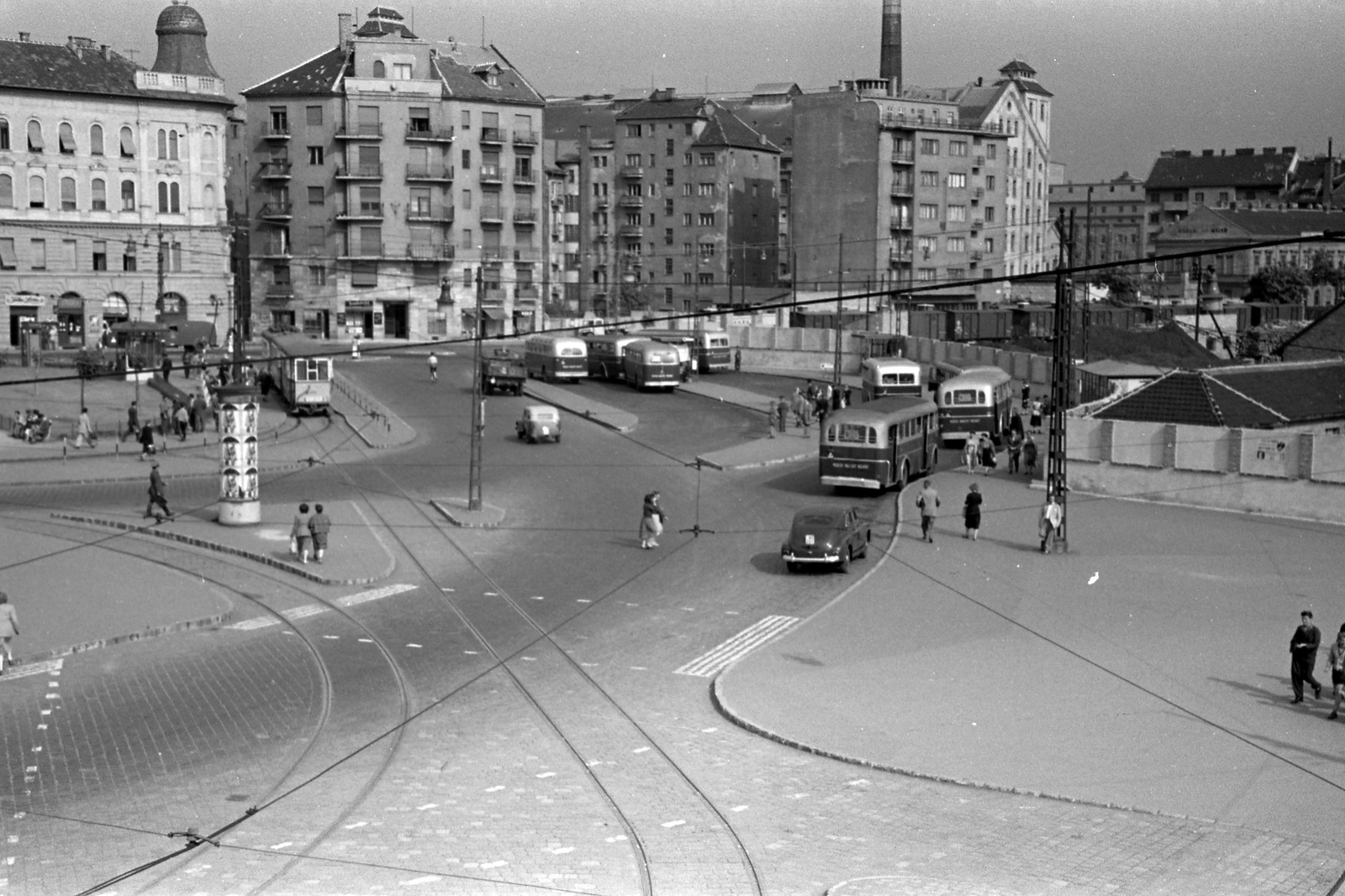 Magyarország, Budapest IX., Boráros tér, szemben a Soroksári út Angyal utca - Tinódi utca - Ipar utca közötti épületsora., 1957, FŐMTERV, Domonkos Endre, Budapest, bérház, hirdetőoszlop, autóbusz, Fortepan #251129