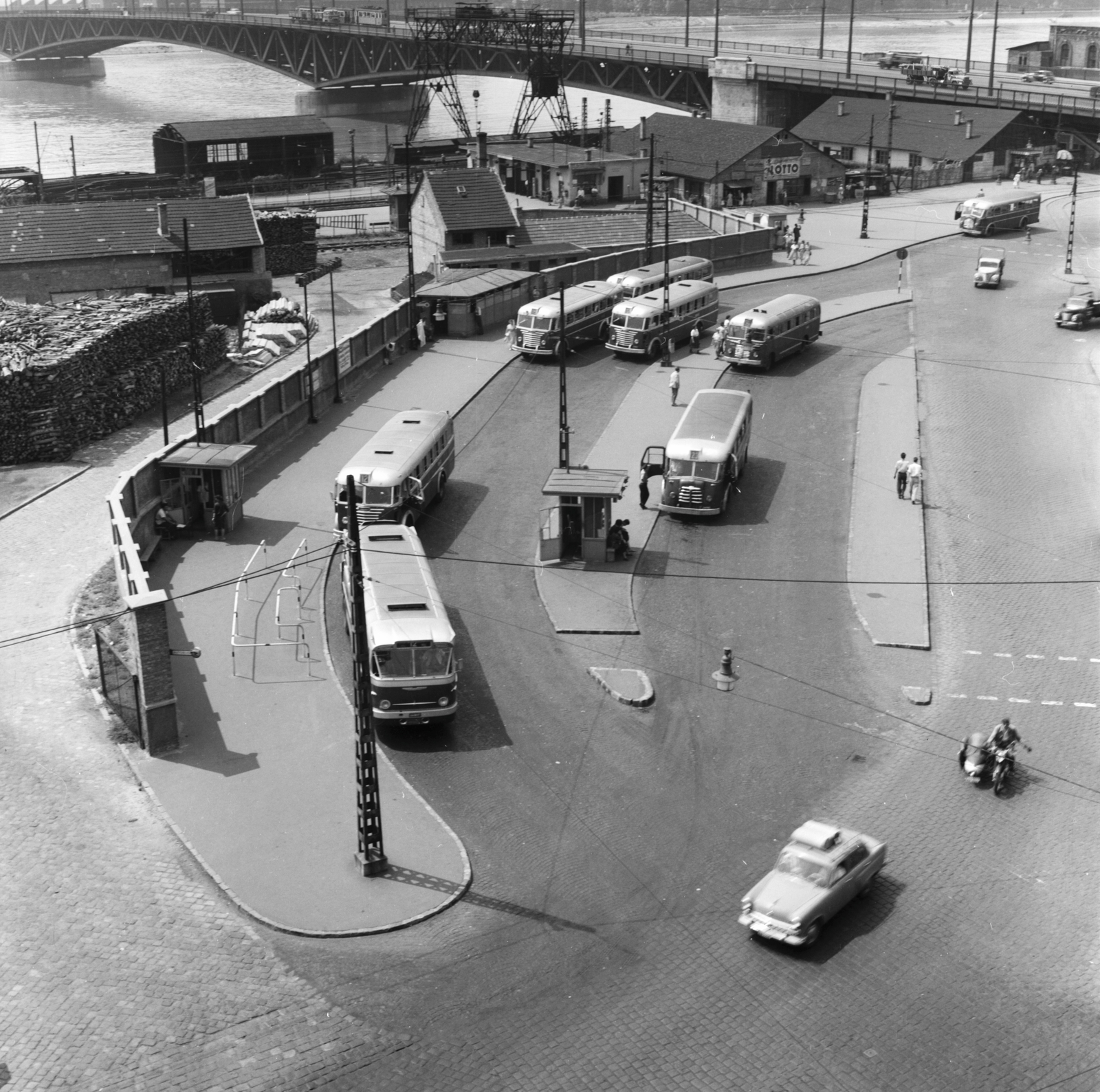 Magyarország, Budapest IX., Boráros tér, buszvégállomás a Petőfi híd hídfőjénél., 1959, FŐMTERV, Domonkos Endre, Budapest, autóbusz, végállomás, Fortepan #251146