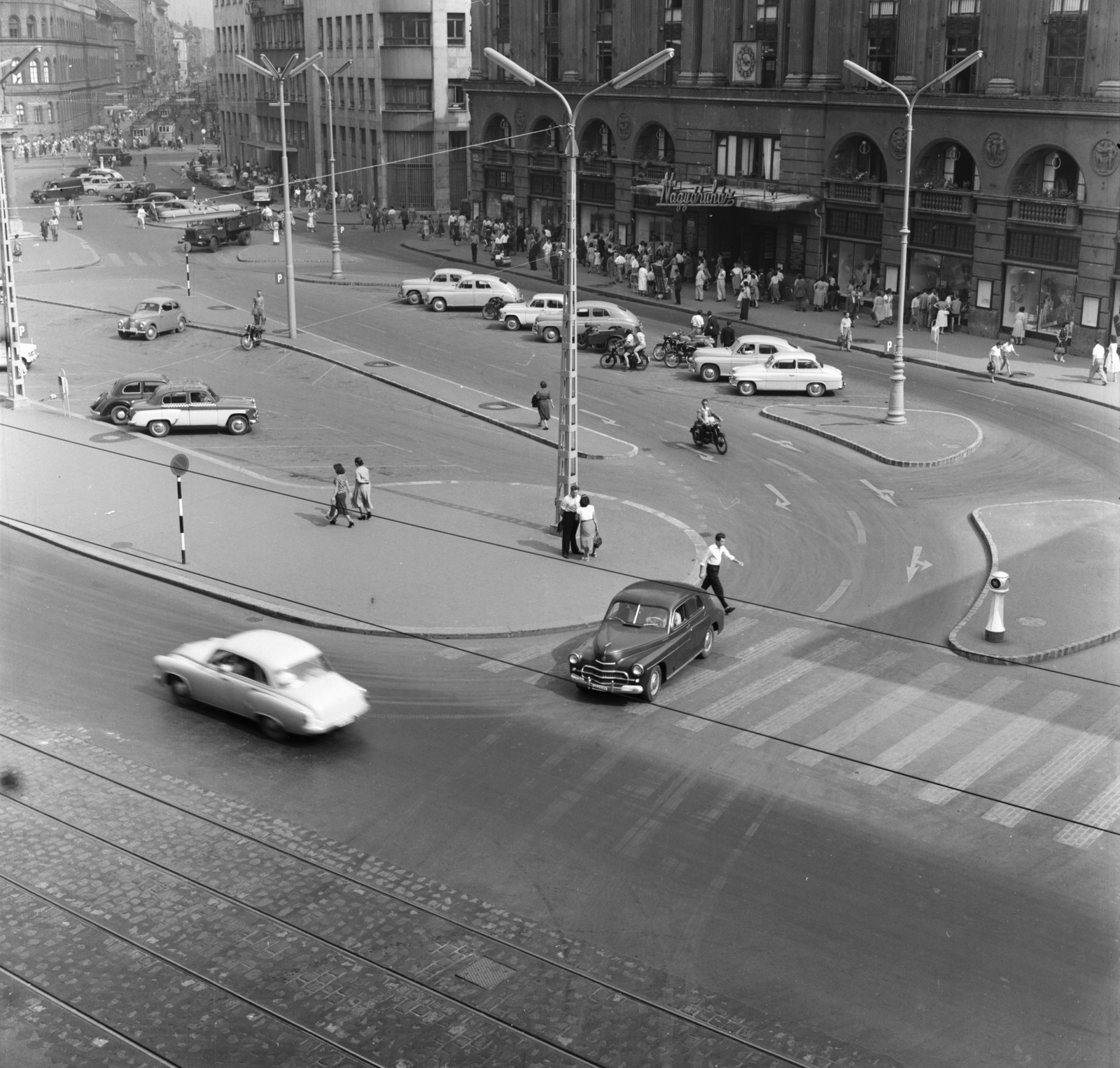 Hungary, Budapest VII.,Budapest VIII., rálátás a Rákóczi útra a Klauzál utcánál, szemben a Blaha Lujza téren Corvin Áruház látható., 1959, FŐMTERV, Budapest, csibi lamp, crosswalk, car park, Fortepan #251150