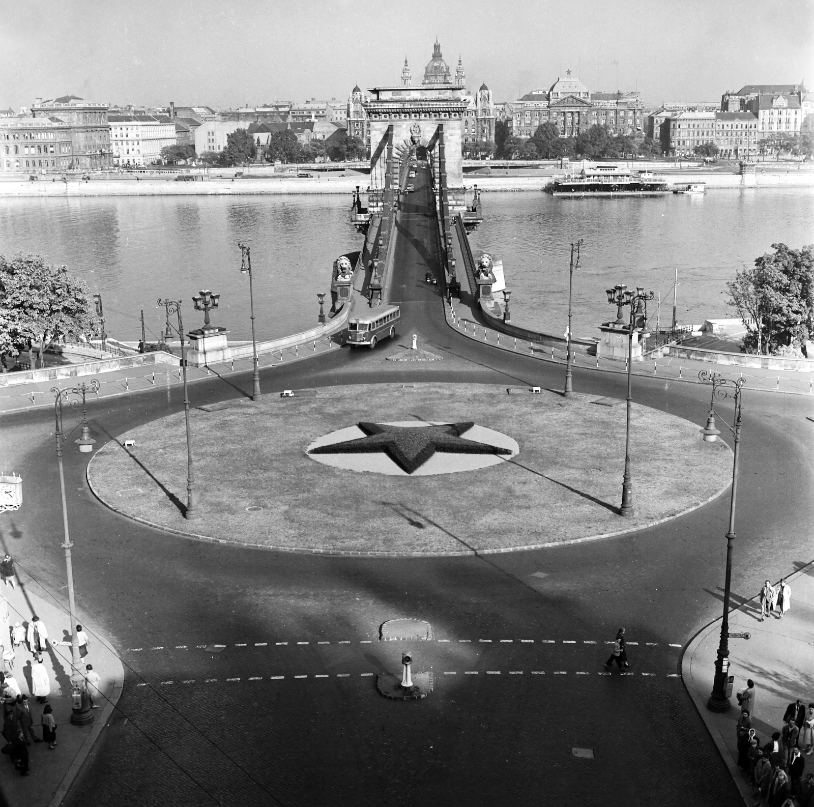 Hungary, Budapest I.,Budapest V., kilátás az Alagút feletti sétányról a Clark Ádám tér, a Széchenyi Lánchíd és a Bazilika felé., 1959, FŐMTERV, Budapest, Red Star, crosswalk, Fortepan #251157