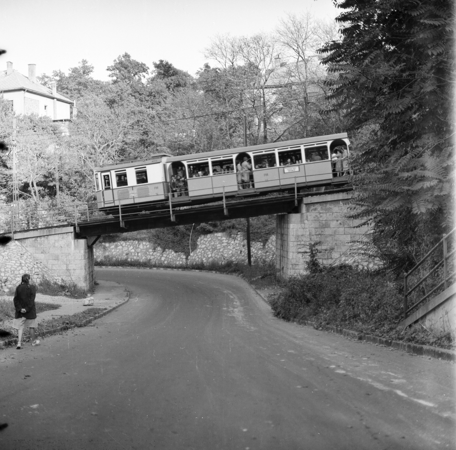 Hungary, Budapest XII., a Fogaskerekű a Béla király út feletti hídon halad át. Háttérben az Istenhegyi út mellett álló házak látszanak., 1959, FŐMTERV, funicular train, Budapest, Fortepan #251158