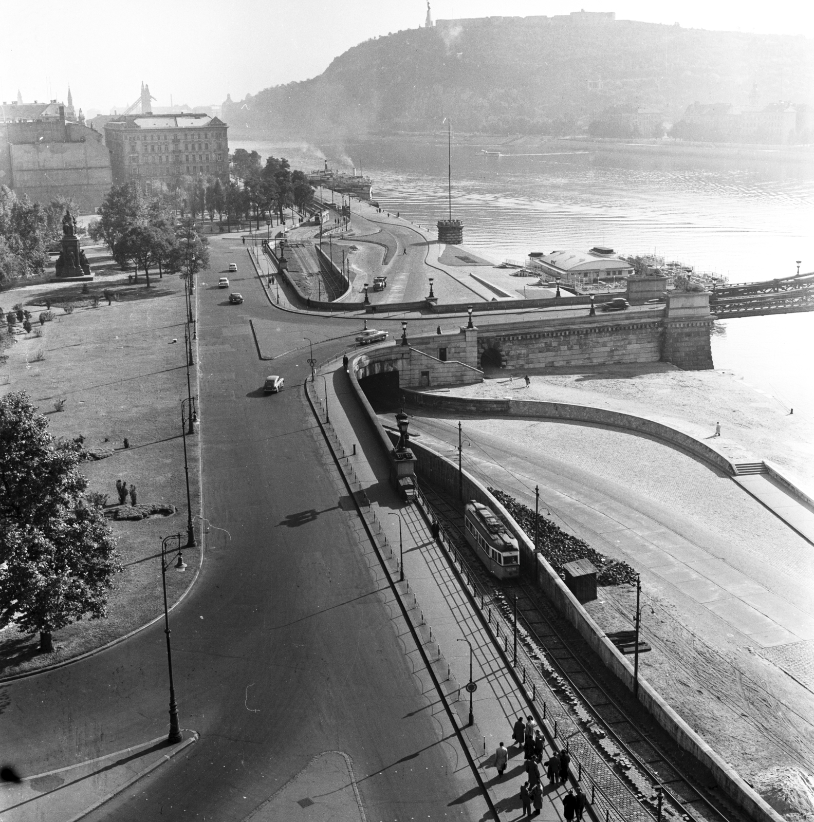 Hungary, Budapest V., Széchenyi István (Roosevelt) tér, jobbra a Széchenyi Lánchíd pesti hídfője, háttérben a Gellért-hegy., 1959, FŐMTERV, Budapest, picture, Fortepan #251159