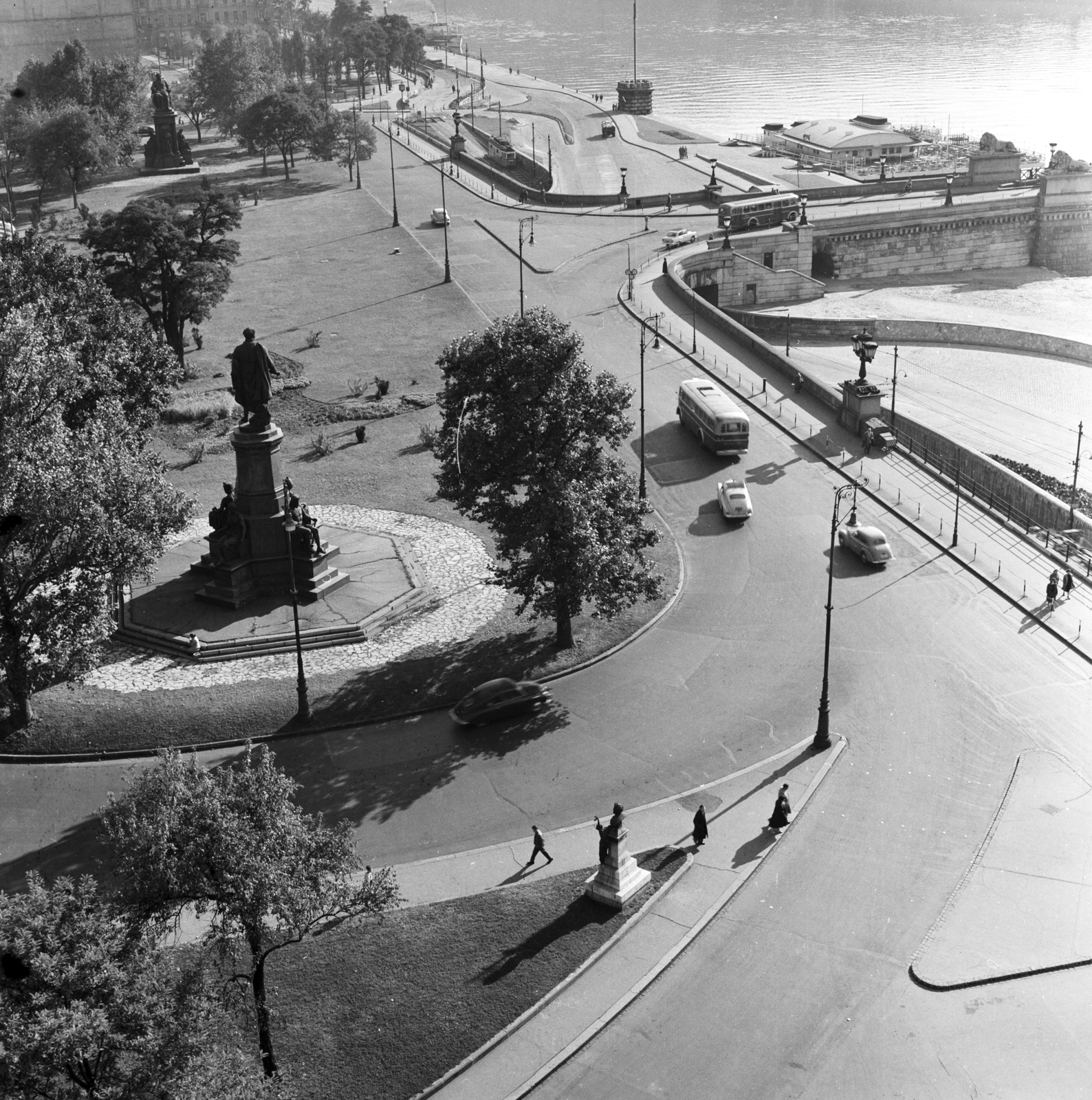 Hungary, Budapest V., Széchenyi István (Roosevelt) tér, jobbra a Széchenyi Lánchíd pesti hídfője., 1959, FŐMTERV, Budapest, picture, Fortepan #251160