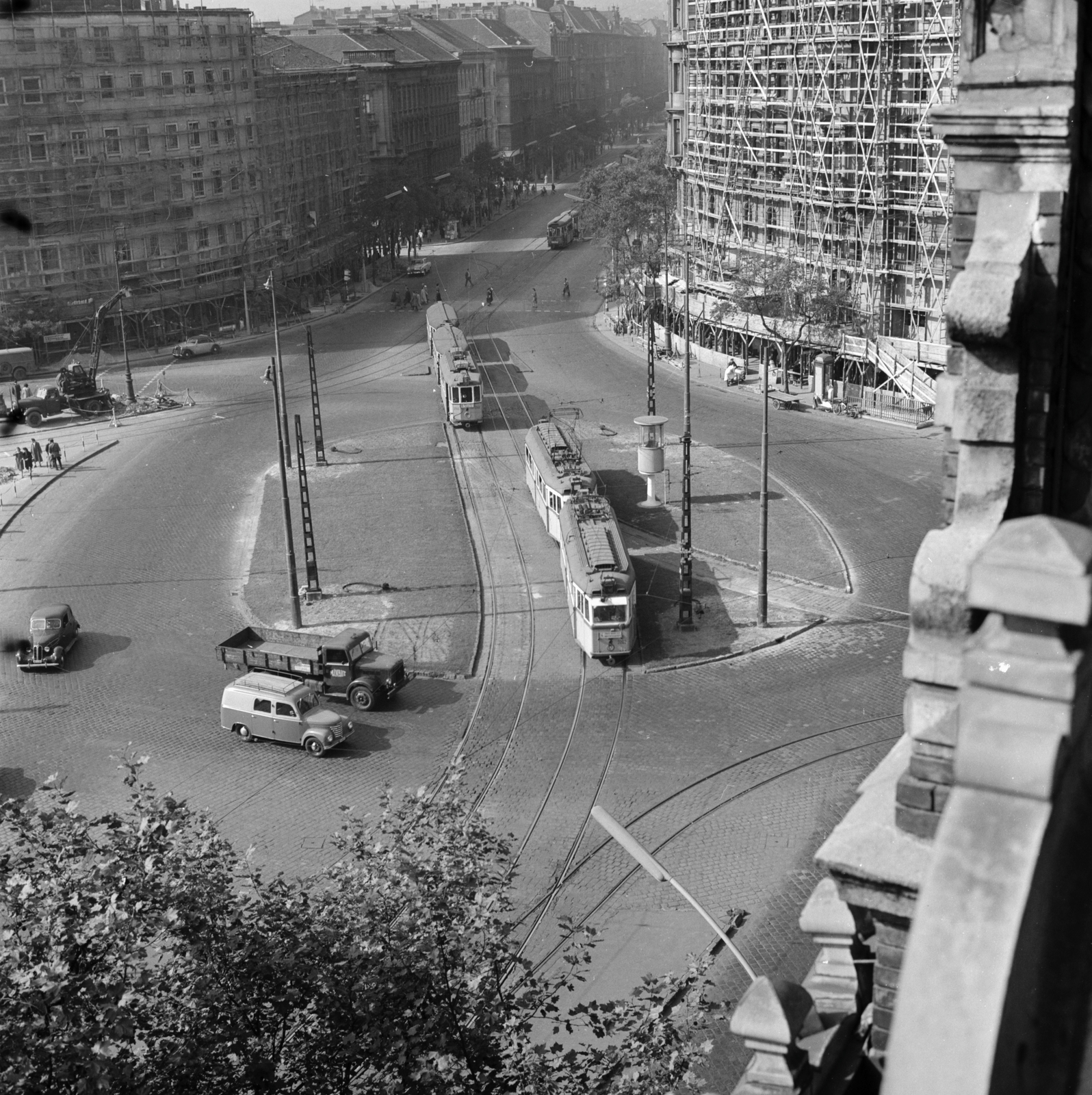Hungary, Budapest V.,Budapest VI.,Budapest XIII., kilátás a Nyugati (Marx) térre és a Szent István körút felé a Nyugati pályaudvar tetejéről., 1959, FŐMTERV, Budapest, tram, Fortepan #251162