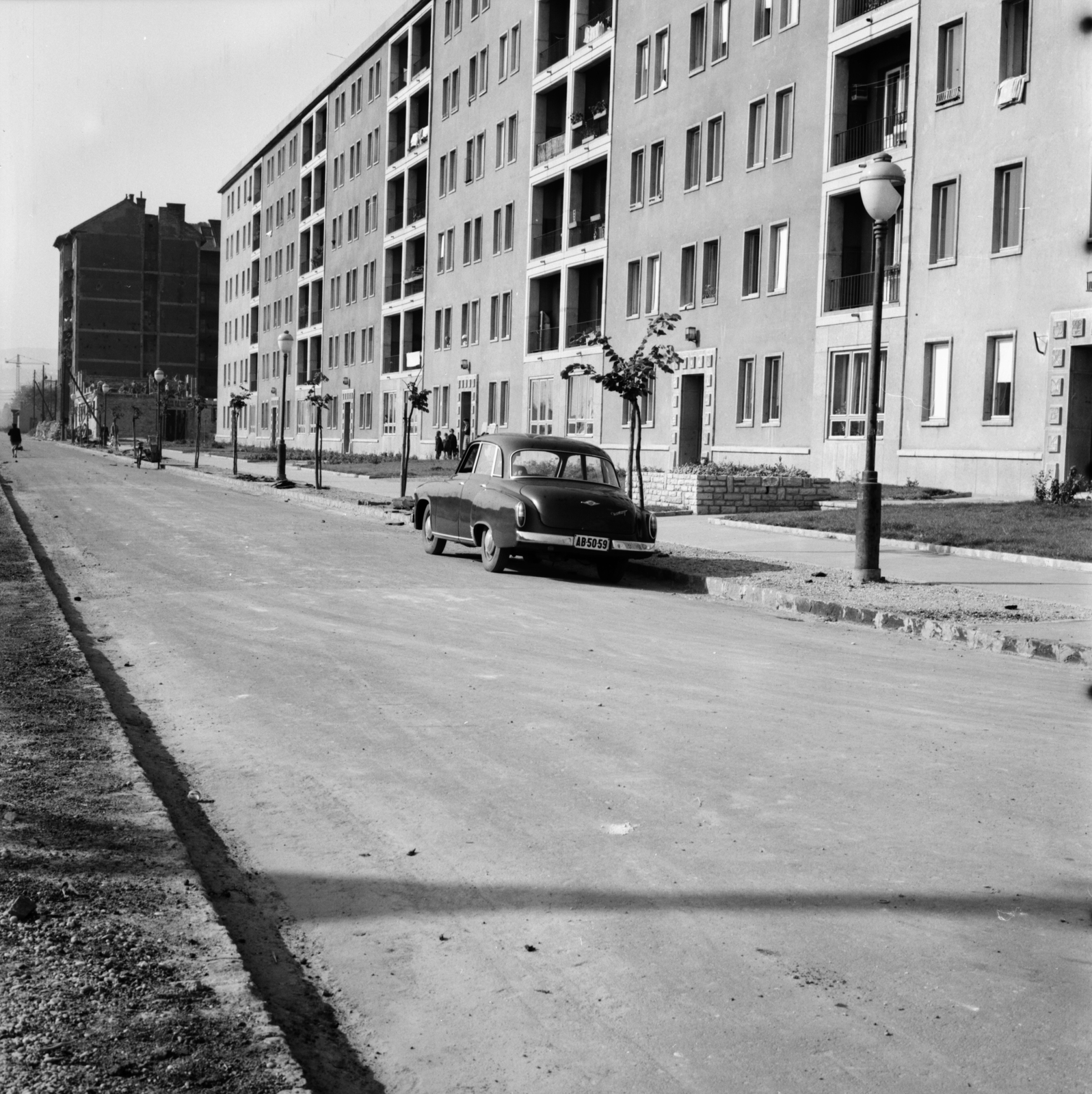 Hungary, Budapest XI., a Hamzsabégi út Erőmű utca - Fehérvári út közötti szakasza., 1959, FŐMTERV, Budapest, blocks, street view, sapling, number plate, Wartburg-brand, Fortepan #251166