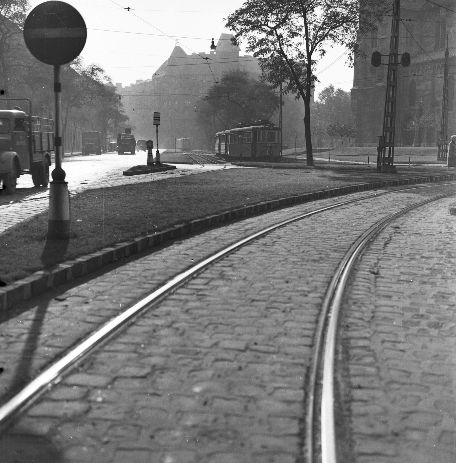 Hungary, Budapest XIII., Lehel (Élmunkás) tér, jobbra az Árpád-házi Szent Margit-templom. Szemben a fák takarásában a Váci út - Csanády utca sarkán álló ház látszik., 1959, FŐMTERV, Budapest, csibi lamp, rails, tram, Fortepan #251183