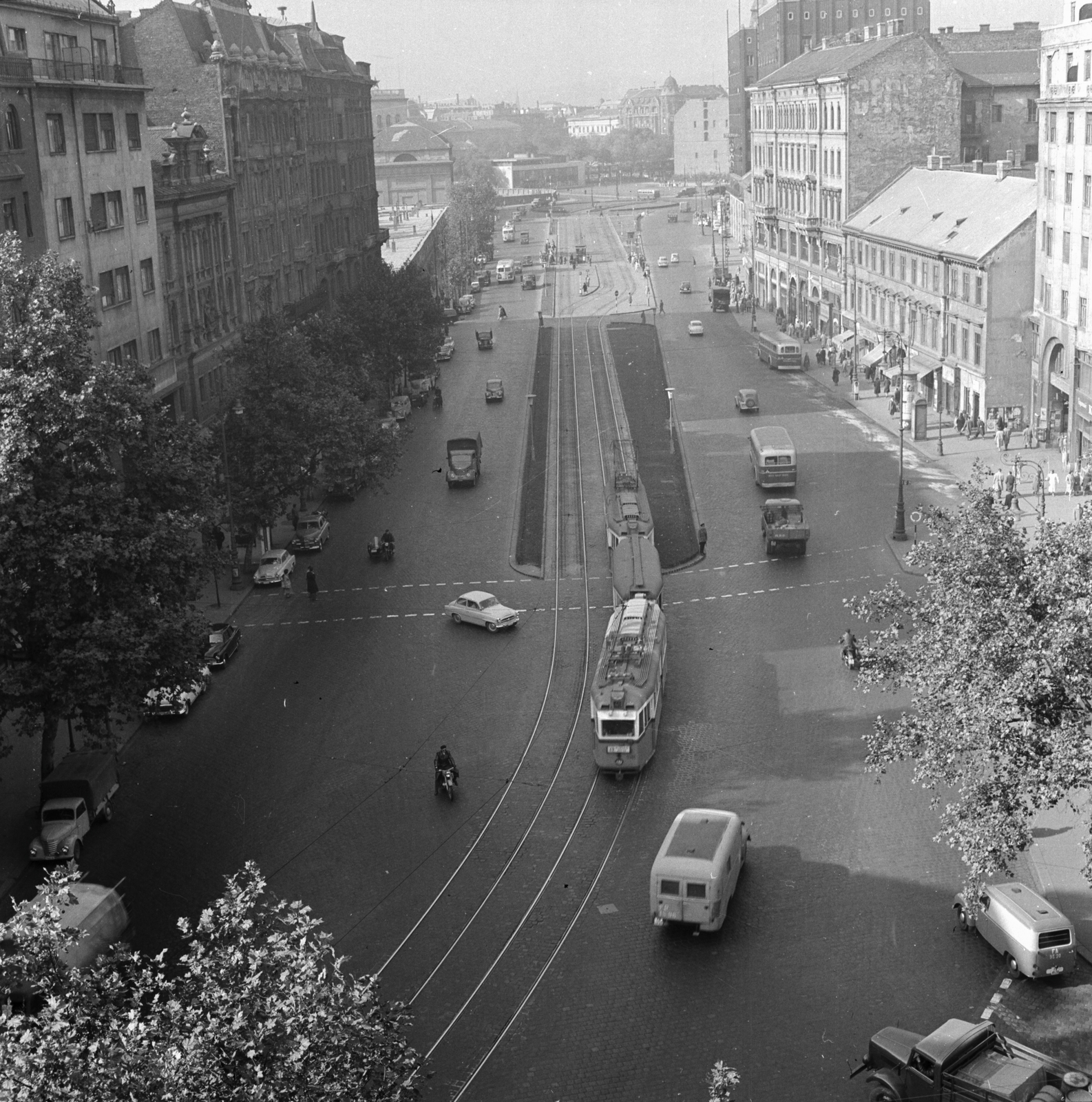 Hungary, Budapest VII., kilátás a Károly (Tanács) körút - Dohány utca sarkán álló házból az Erzsébet (Engels) tér felé., 1959, FŐMTERV, Budapest, street view, tram, bird's eye view, bus, traffic, Fortepan #251186