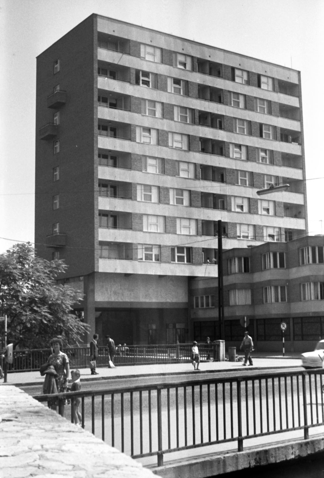 Hungary, Miskolc, Arany János utca - Szemere utca sarok, lottóház., 1964, Szánthó Zoltán, bridge, railing, street view, genre painting, modern architecture, László Bene-design, Fortepan #25119