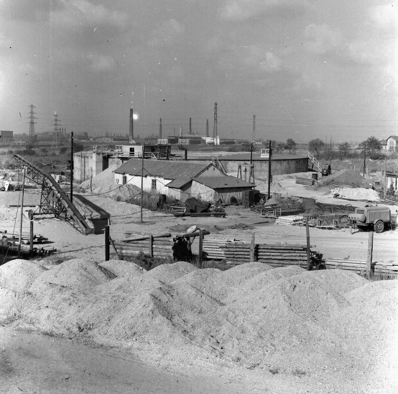 Hungary, Budapest X., Kozma utca 7-11., víztározó építés, balra a háttérben a Maglódi út épületei., 1959, FŐMTERV, Budapest, conveyor belt, building material, Fortepan #251190