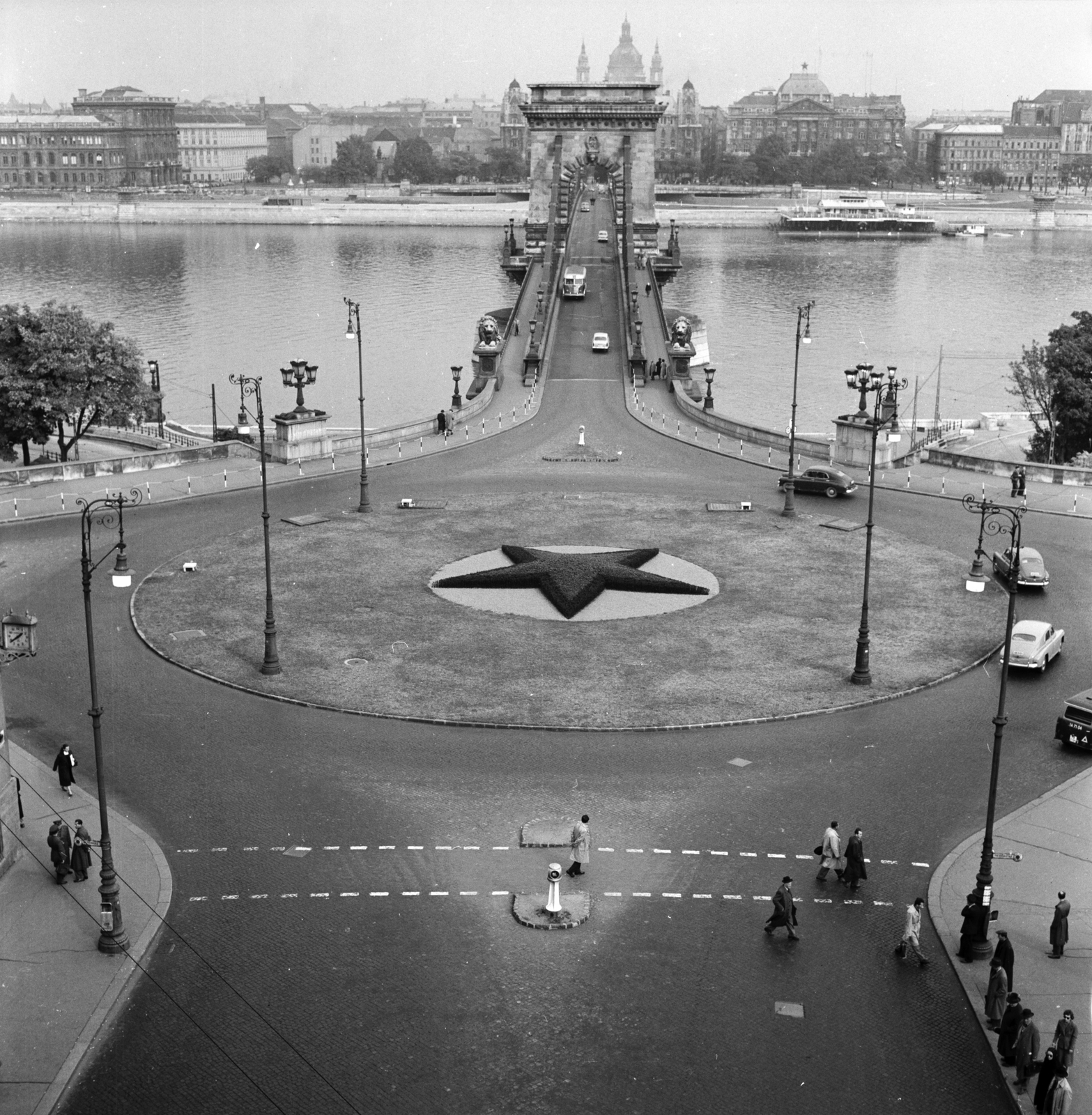 Magyarország, Budapest I.,Budapest V., Clark Ádám tér és a Széchenyi Lánchíd., 1959, FŐMTERV, Domonkos Endre, Budapest, madártávlat, gyalogátkelő, köztéri óra, forgalom, vörös csillag, virágágyás, folyópart, utcai lámpa, híd, körforgalom, Fortepan #251205