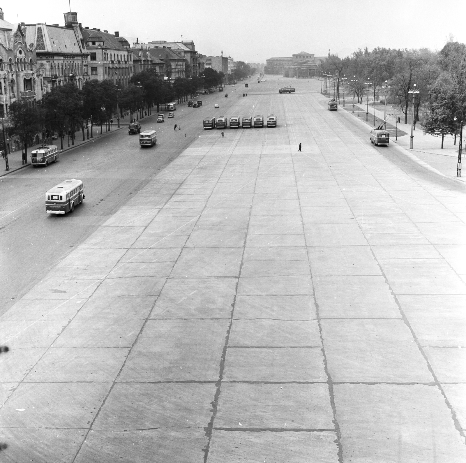 Hungary, Budapest VI.,Budapest VII.,Budapest XIV., Ötvenhatosok tere (Felvonulási tér) az Ajtósi Dürer sortól a Hősök tere irányába nézve. Balra a Dózsa György út házsora., 1959, FŐMTERV, Budapest, bird's eye view, picture, bus, Fortepan #251213