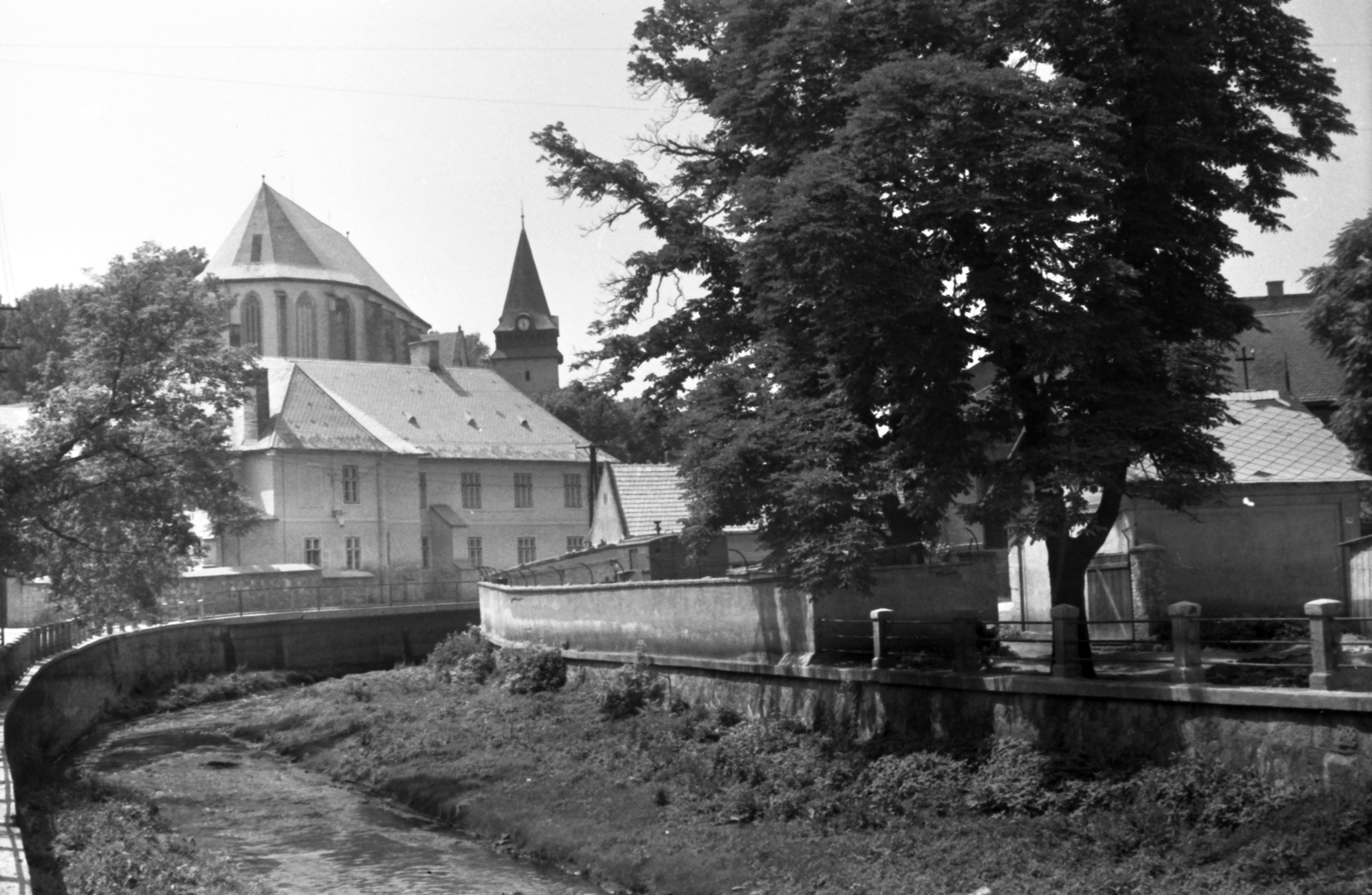 Hungary, Miskolc, a Herman Ottó Múzeum hátulról, a Szinva patak ma befedve a Kálvin János utca. Háttérben az avasi református templom és harangtorony., 1964, Szánthó Zoltán, church, gothic, bell tower, protestant, Fortepan #25122