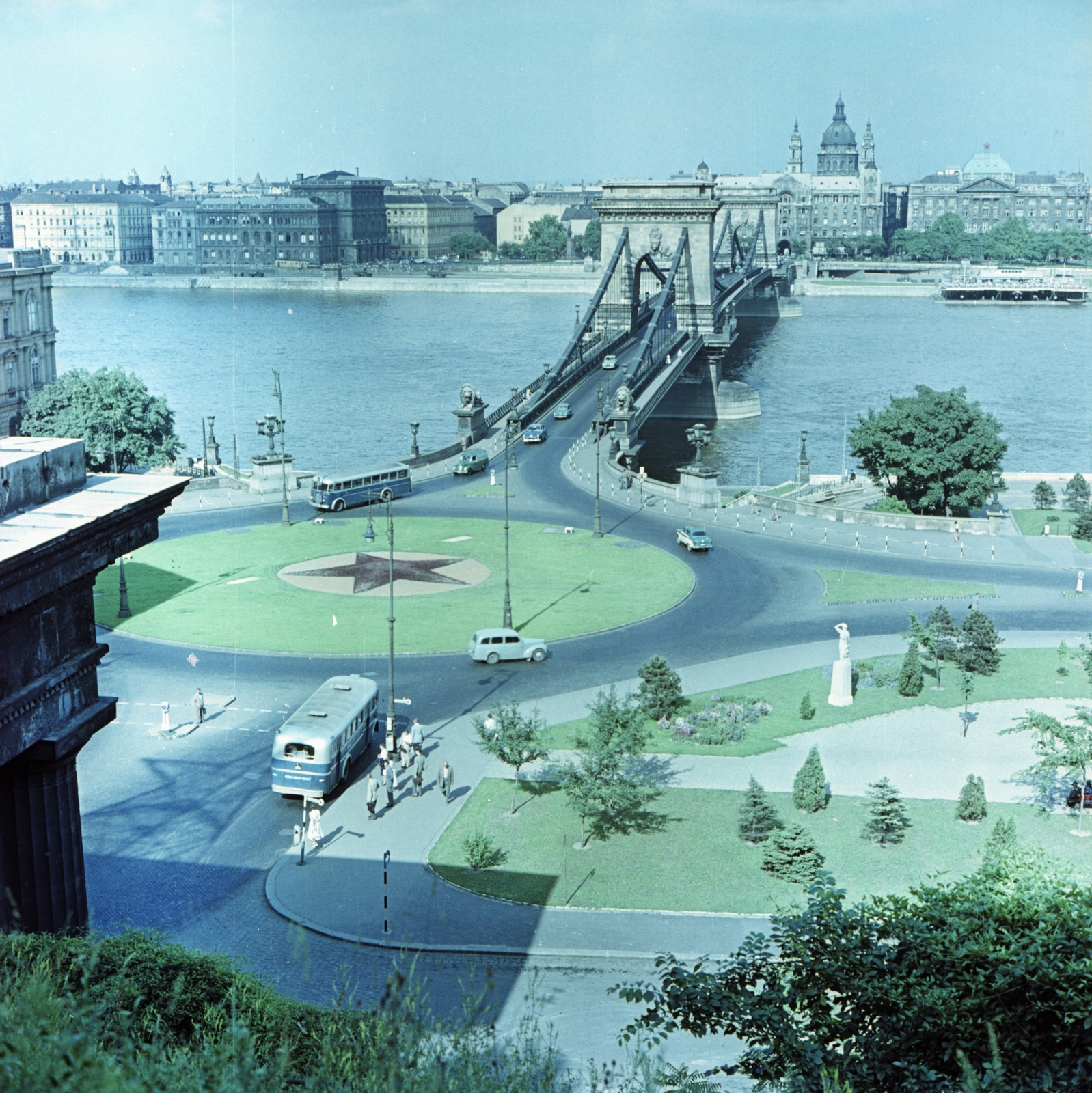 Hungary, Budapest I.,Budapest V., kilátás az Alagút melletti sétányról a Clark Ádám tér, a Széchenyi Lánchíd és a Bazilika felé., 1959, FŐMTERV, Budapest, colorful, sculpture, roundabout, Fortepan #251228