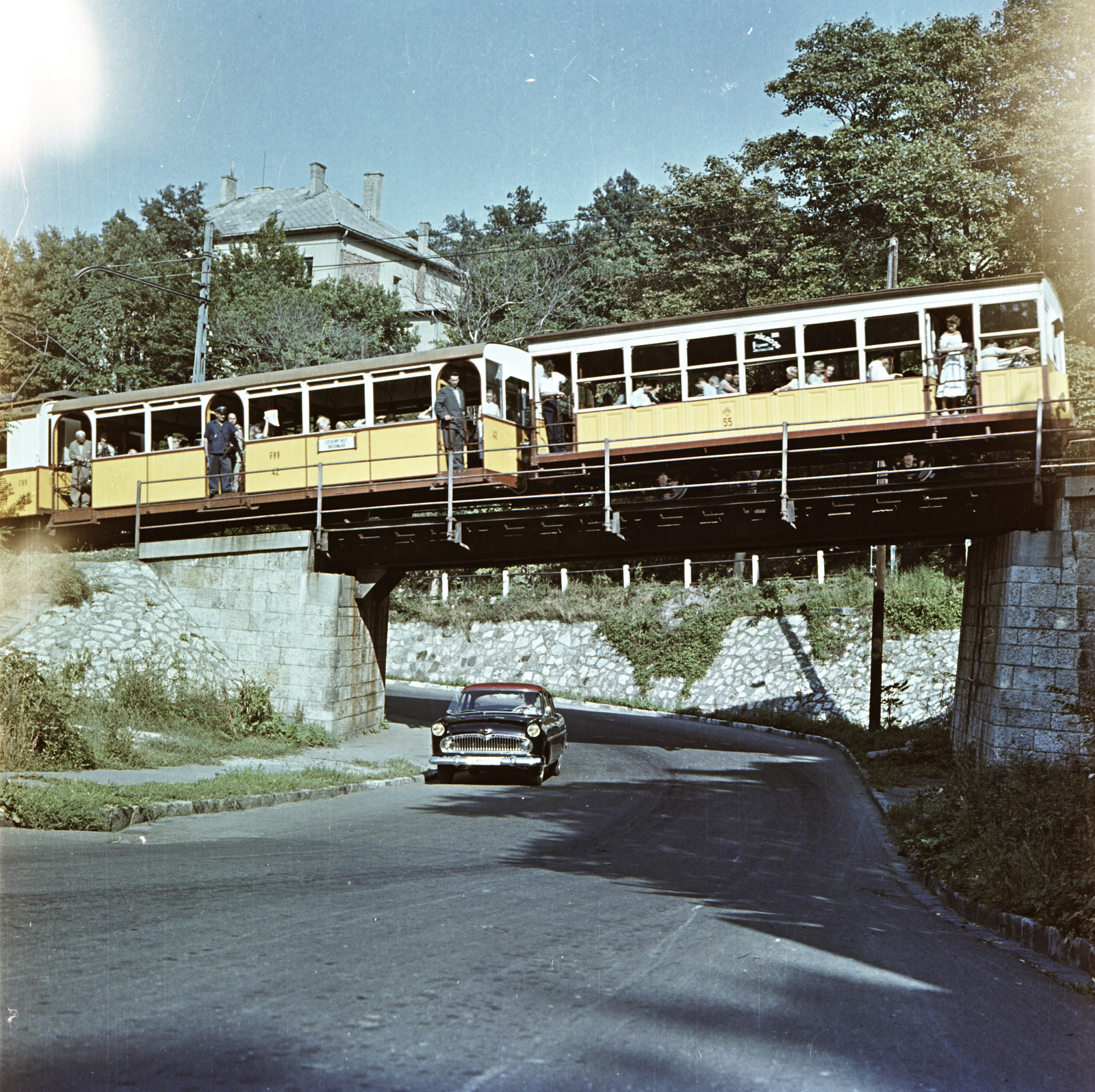 Hungary, Budapest XII., a Fogaskerekű a Béla király út feletti hídon halad át. Háttérben az Istenhegyi út mellett álló házak látszanak., 1959, FŐMTERV, Budapest, colorful, Fortepan #251231