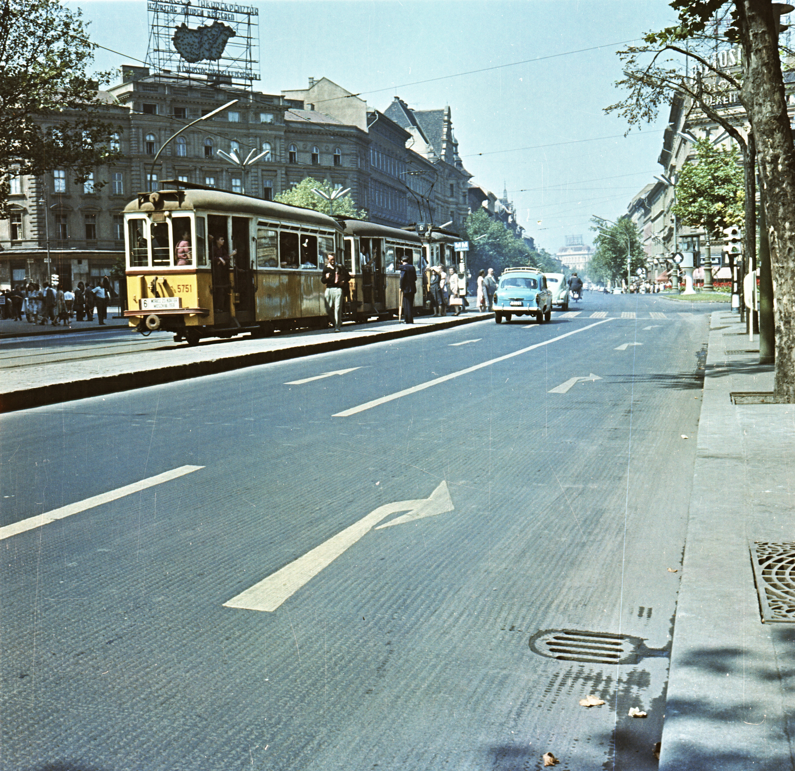 Hungary, Budapest VI., Teréz (Lenin) körút, villamosmegálló az Oktogonnál (November 7. tér), távolban a Nyugati (Marx) tér melleti épület látható., 1959, FŐMTERV, Budapest, tram, colorful, tram stop, Fortepan #251233