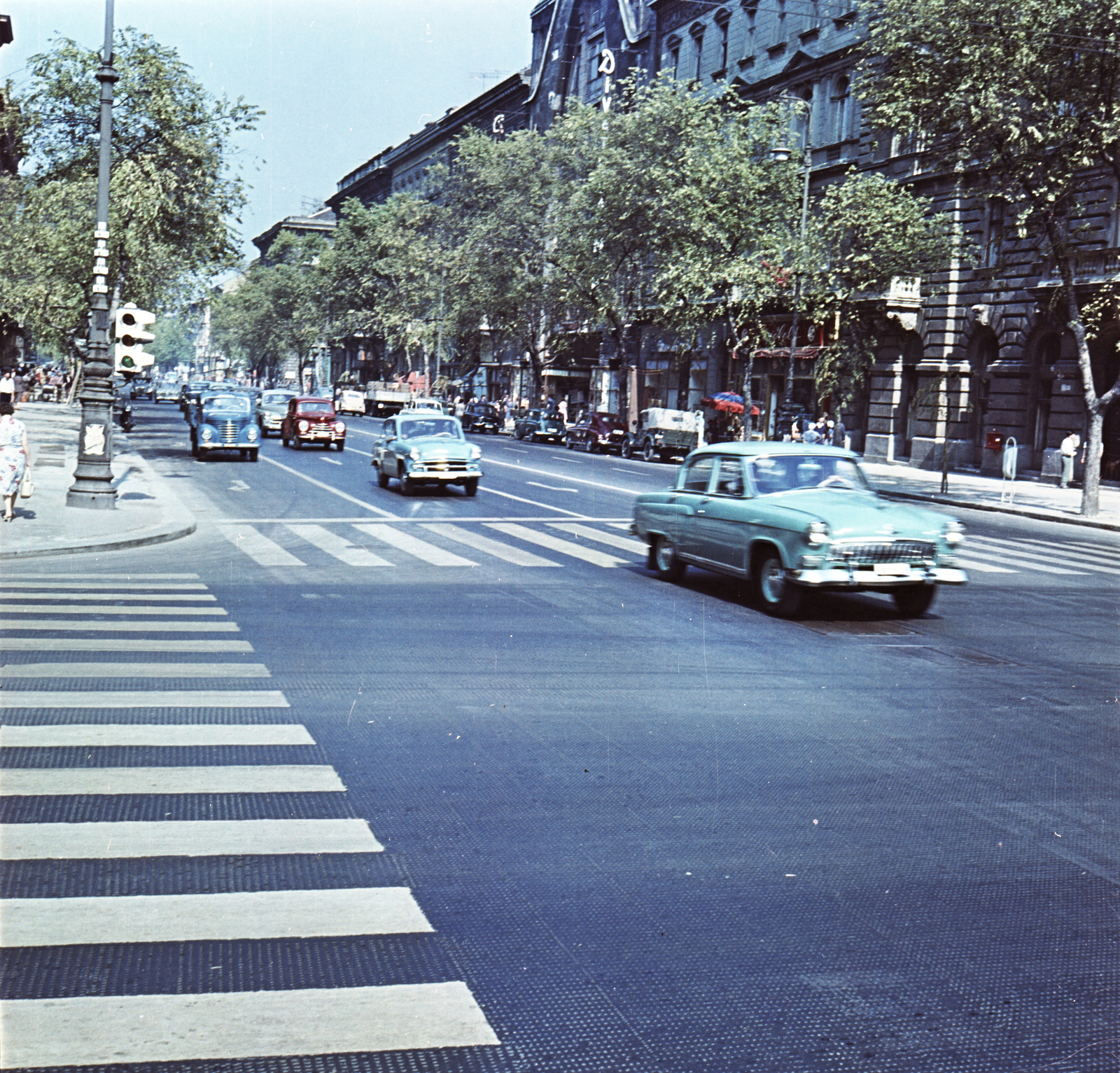 Hungary, Budapest VI., Andrásssy út (Népköztársaság útja) a Nagymező utcától a Liszt Ferenc tér felé nézve., 1959, FŐMTERV, Budapest, colorful, crosswalk, M21 Wolga, Fortepan #251238