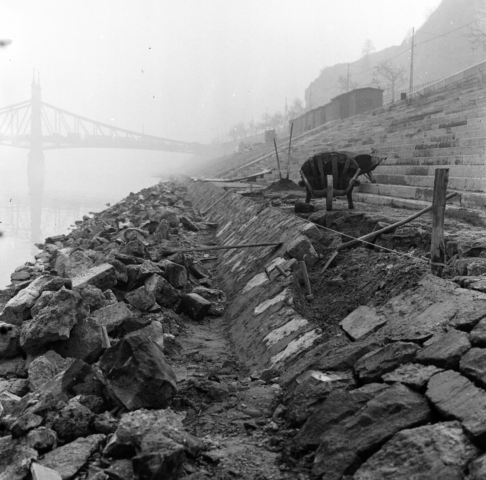 Hungary, Budapest XI., budai alsó rakpart átépítése a Szent Gellért rakpart alatt, háttérben a Szabadság híd., 1959, FŐMTERV, Budapest, wheelbarrow, Fortepan #251240