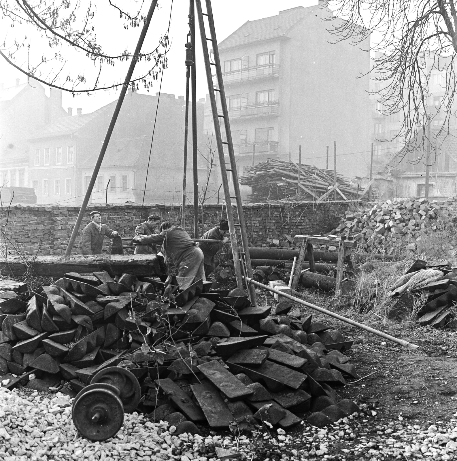 Hungary, Budapest II., Horvát utca, a felvétel a mai 19-23. számú ház helyén készült a Kacsa utca felé nézve., 1959, FŐMTERV, Budapest, water well drilling, Fortepan #251242