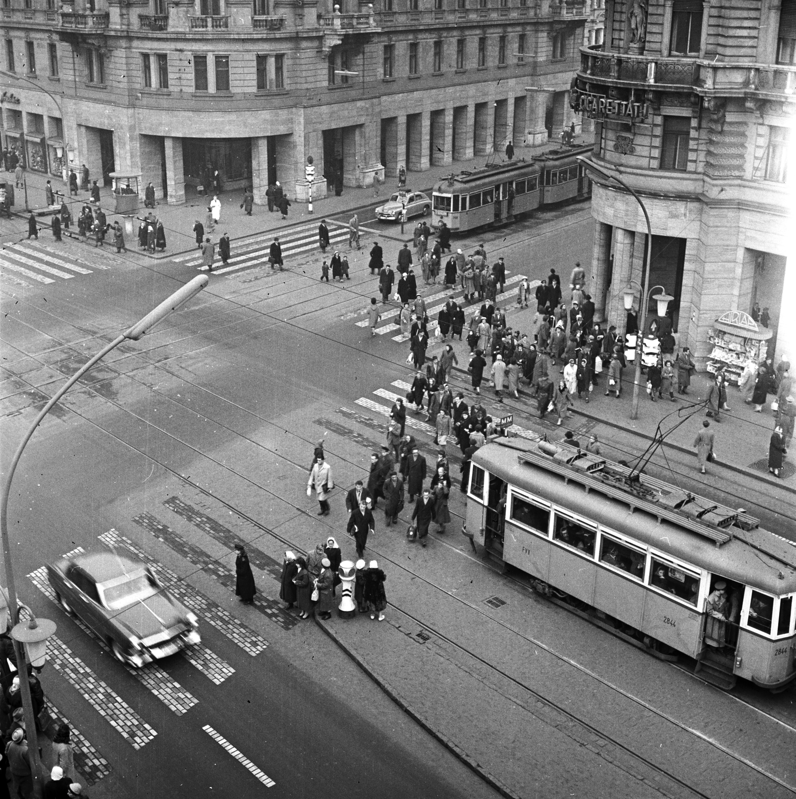 Magyarország, Budapest VII.,Budapest VIII., Nagykörút - Rákóczi út kereszteződés., 1960, FŐMTERV, Domonkos Endre, Budapest, gyalogátkelő, villamos, Fortepan #251245