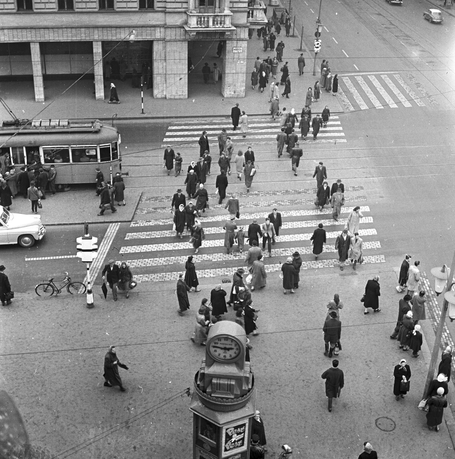 Hungary, Budapest VII.,Budapest VIII., Rálátás a Rákóczi út - Erzsébet (Lenin) körút sarokra és az EMKE-házra a Nemzeti Színház épületéből., 1960, FŐMTERV, tram, tram stop, archway, public clock, Best of, Budapest, crosswalk, Fortepan #251246