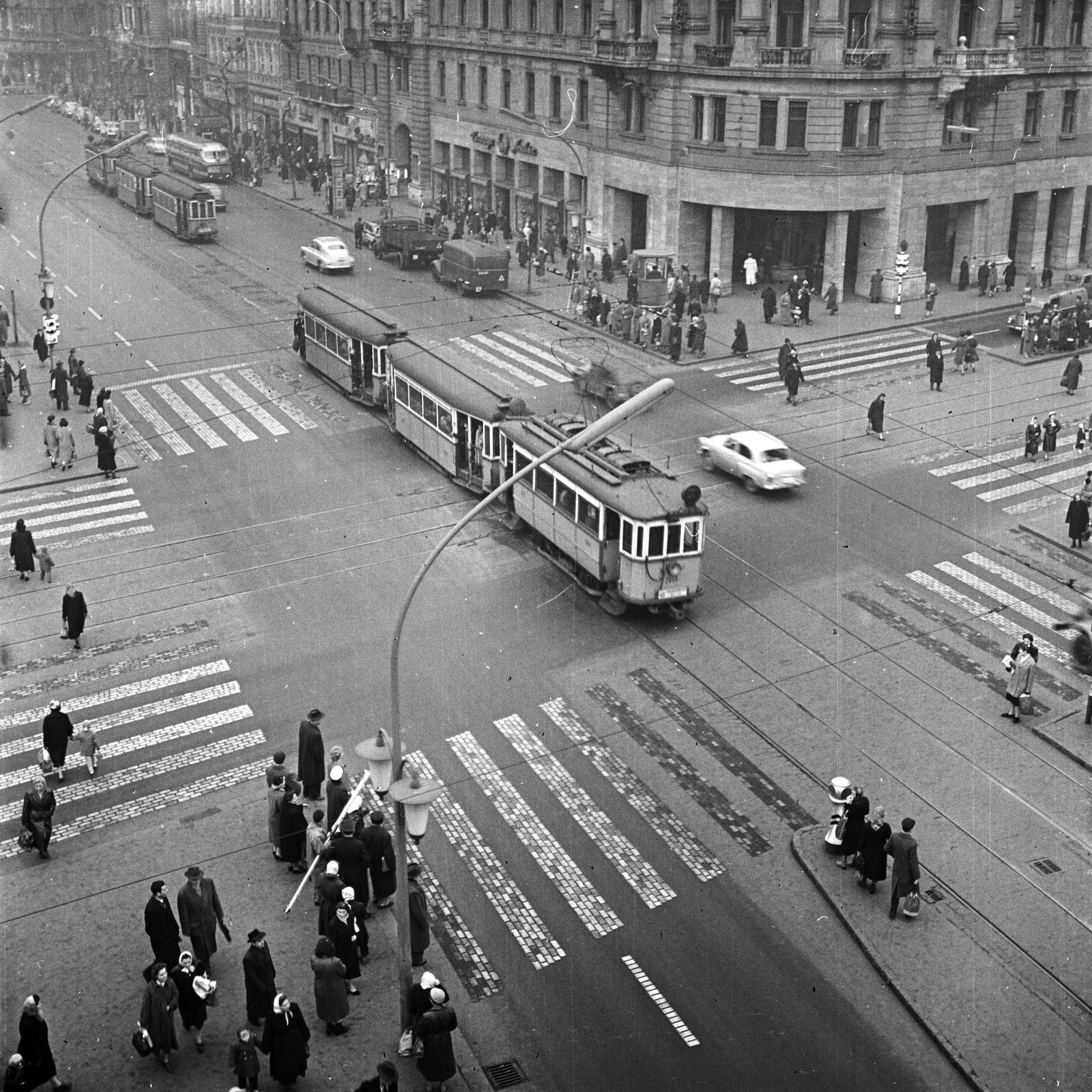 Magyarország, Budapest VII.,Budapest VIII., Nagykörút - Rákóczi út kereszteződés., 1960, FŐMTERV, Domonkos Endre, Budapest, automobil, forgalom, gyalogátkelő, Fortepan #251247