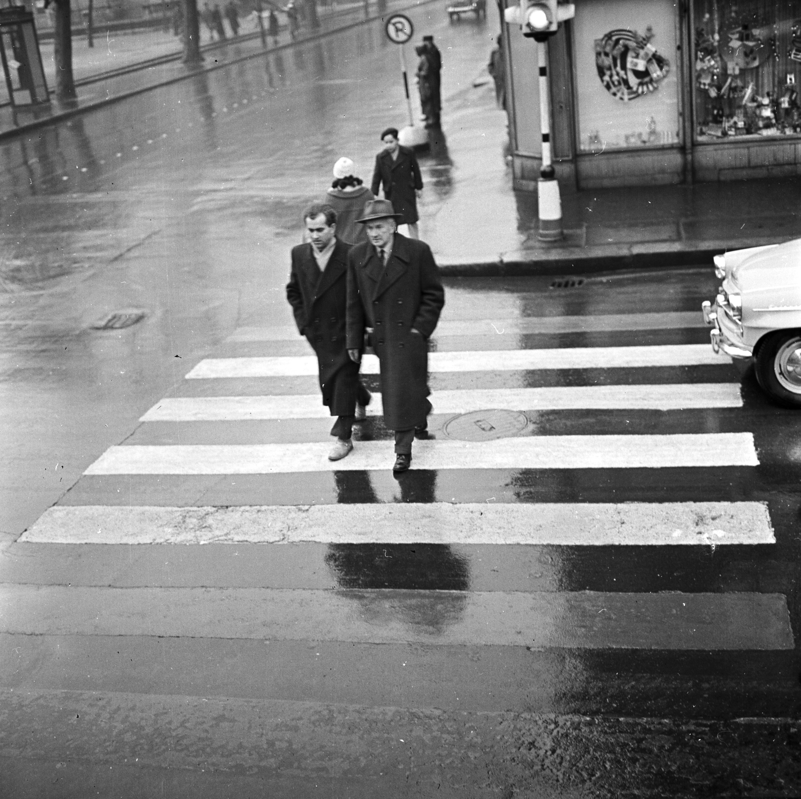 Magyarország, Budapest V., József Attila utca, gyalogos átkelőhely a Hild tér felől, balra a háttérben az Erzsébet (Engels) tér., 1960, FŐMTERV, Domonkos Endre, Budapest, Fortepan #251249