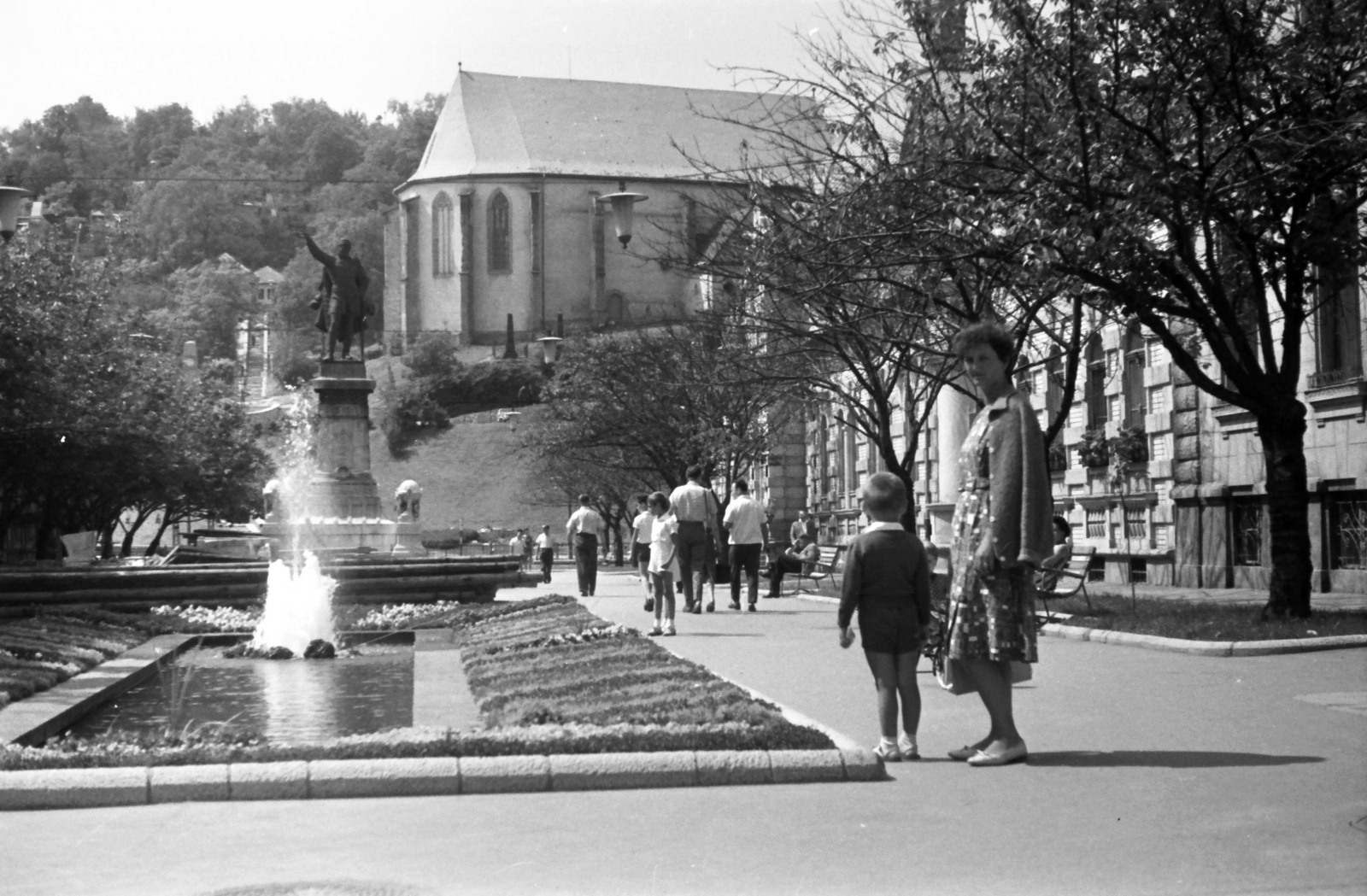 Hungary, Miskolc, Erzsébet (Szabadság) tér,, háttérben a református templom az Avas oldalában., 1964, Szánthó Zoltán, fountain, sculpture, monument, square, street view, genre painting, pedestal, Lajos Kossuth-portrayal, István Kiss-design, József Róna-design, Fortepan #25125