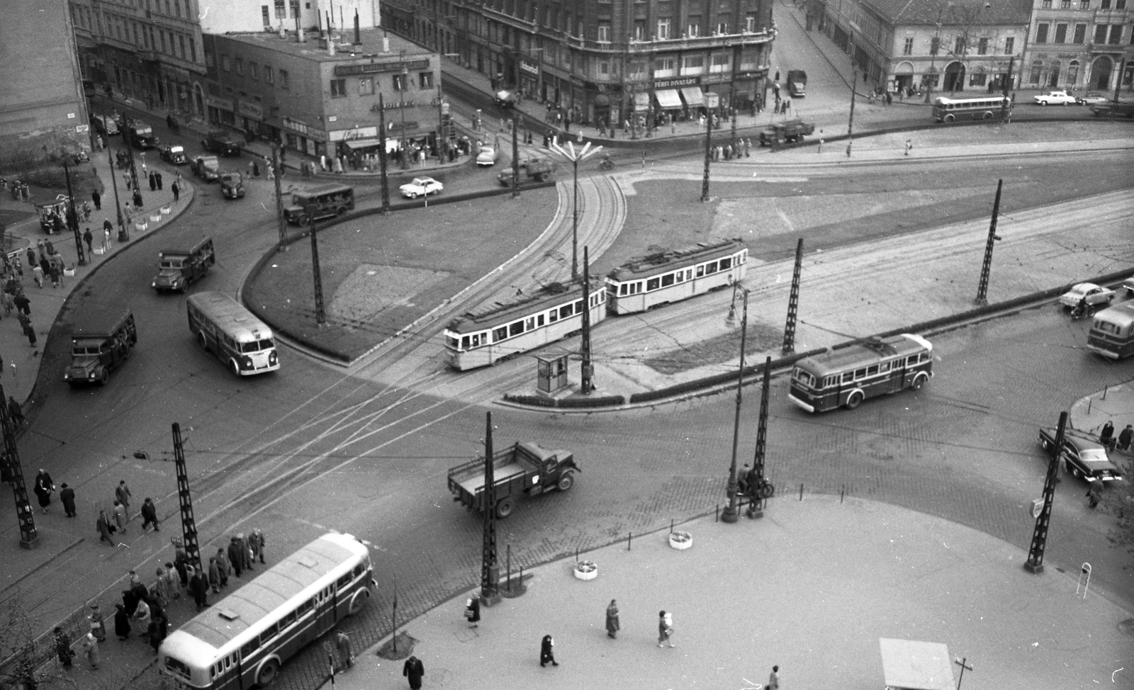 Hungary, Budapest V.,Budapest IX.,Budapest VIII., kilátás a Kálvin térre a Múzeum körút és Kecskeméti utca sarkán álló épületből. A felvételsorozat forgalomszámláláshoz készült 15 óra 30 perckor, 10 mp felvételi időközzel., 1960, FŐMTERV, Budapest, bus, traffic, Fortepan #251255