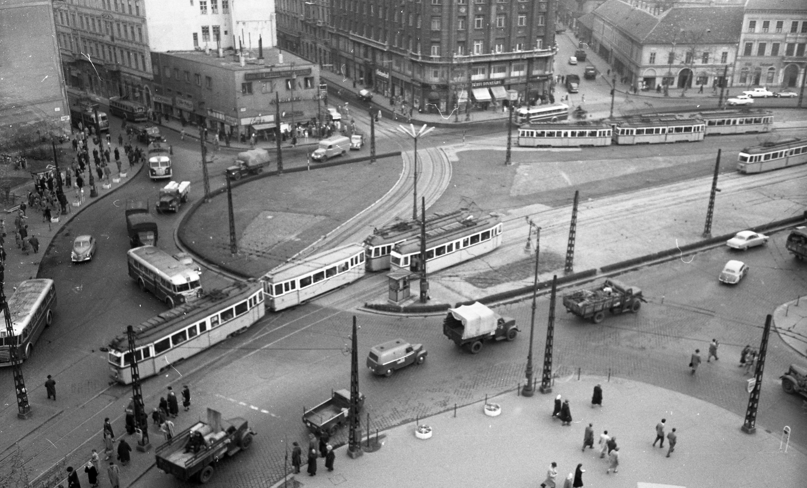 Magyarország, Budapest V.,Budapest IX.,Budapest VIII., kilátás a Kálvin térre a Múzeum körút és Kecskeméti utca sarkán álló épületből. A felvételsorozat forgalomszámláláshoz készült 15 óra 30 perckor, 10 mp felvételi időközzel., 1960, FŐMTERV, Domonkos Endre, Budapest, forgalom, Fortepan #251256